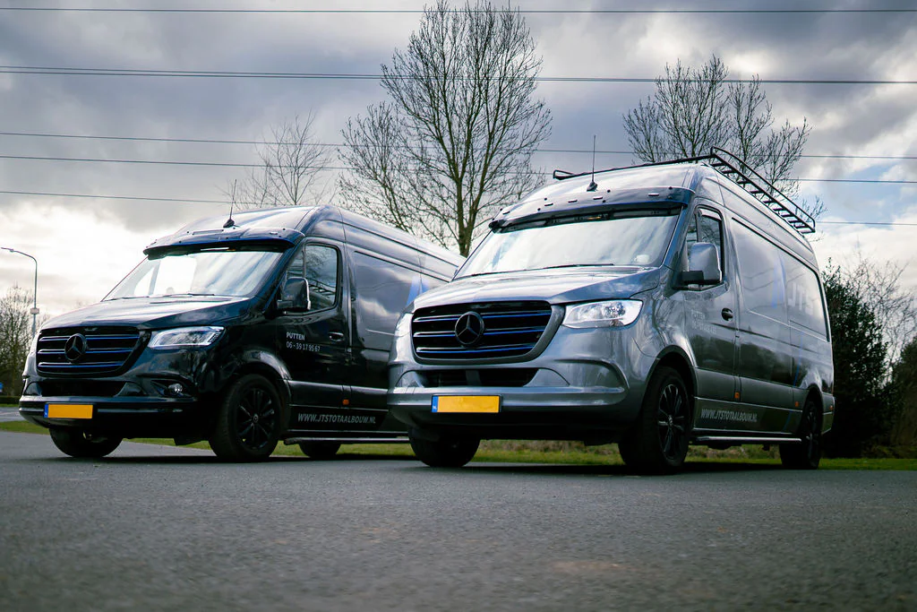 De bussen van JTS Totaalbouw onderweg in Midden-Nederland