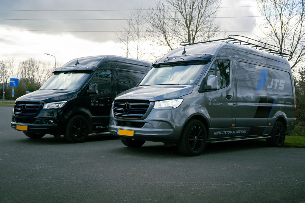 De bussen van JTS Totaalbouw uit Putten