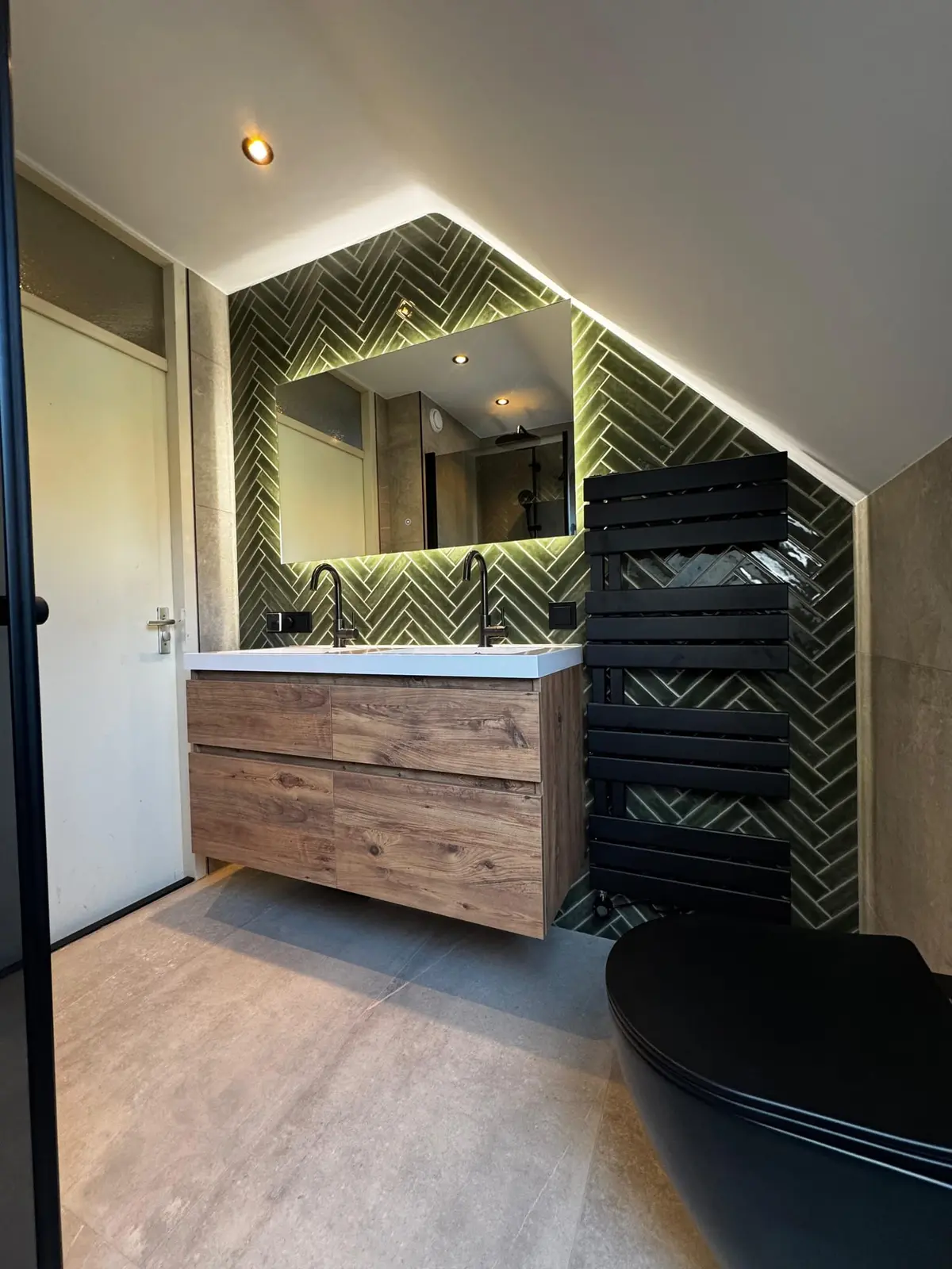 Toilet met groene wandtegels en houten wastafelmeubel