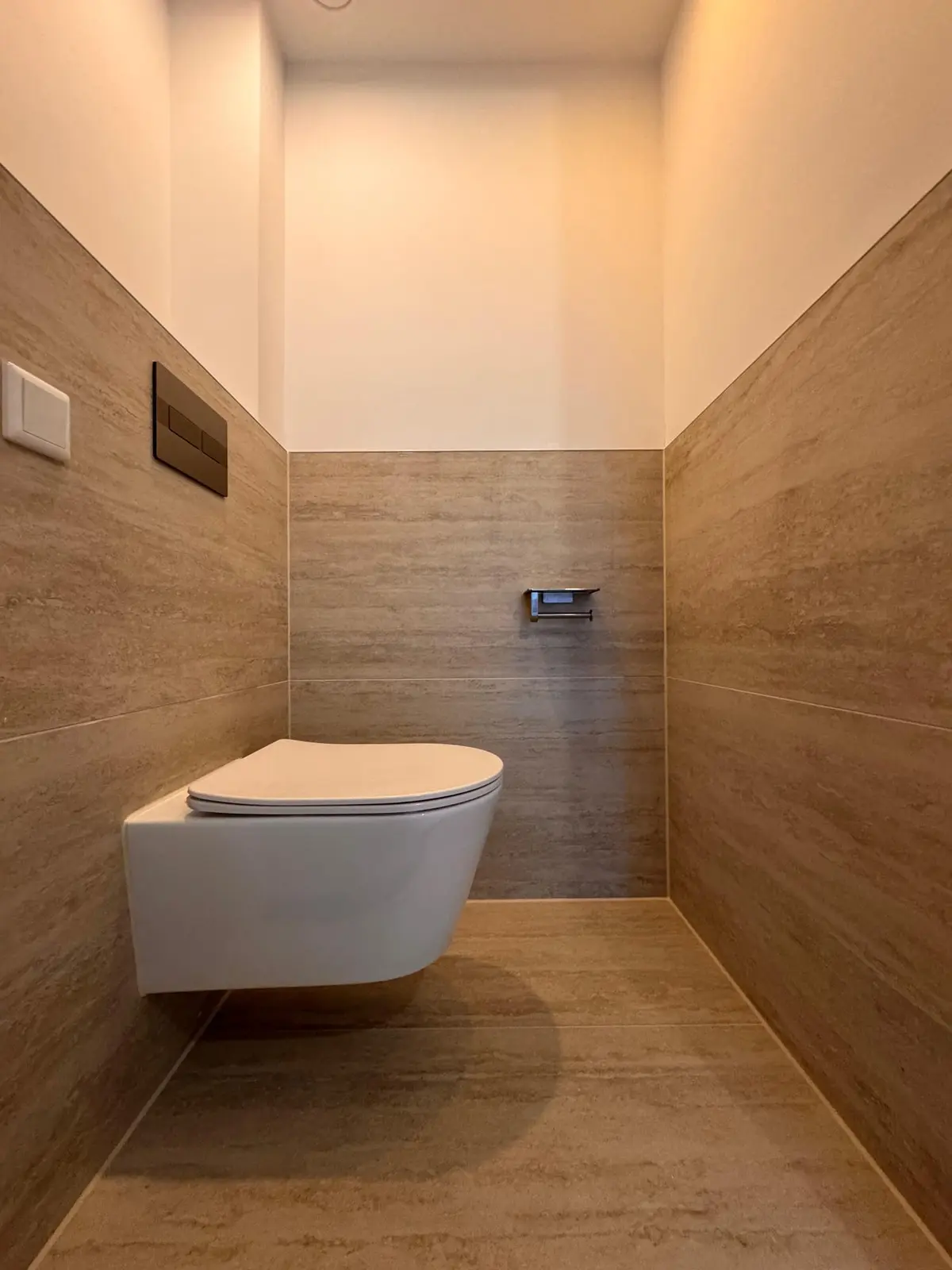 Hangend toilet met halfhoge wandbetegeling