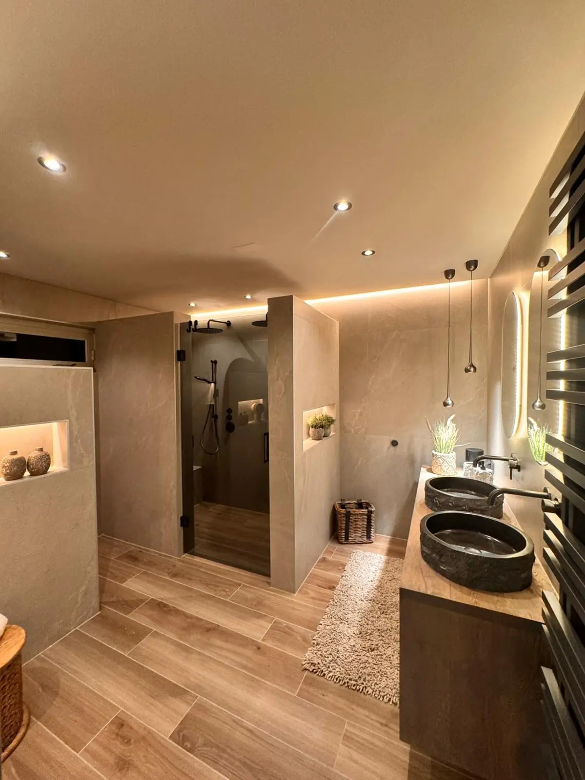 Overzicht van badkamer met douche en dubbele waskommen
