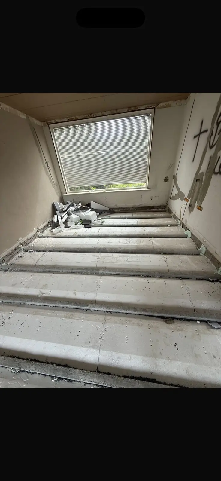 Trap tijdens de werkzaamheden, met onafgewerkte treden