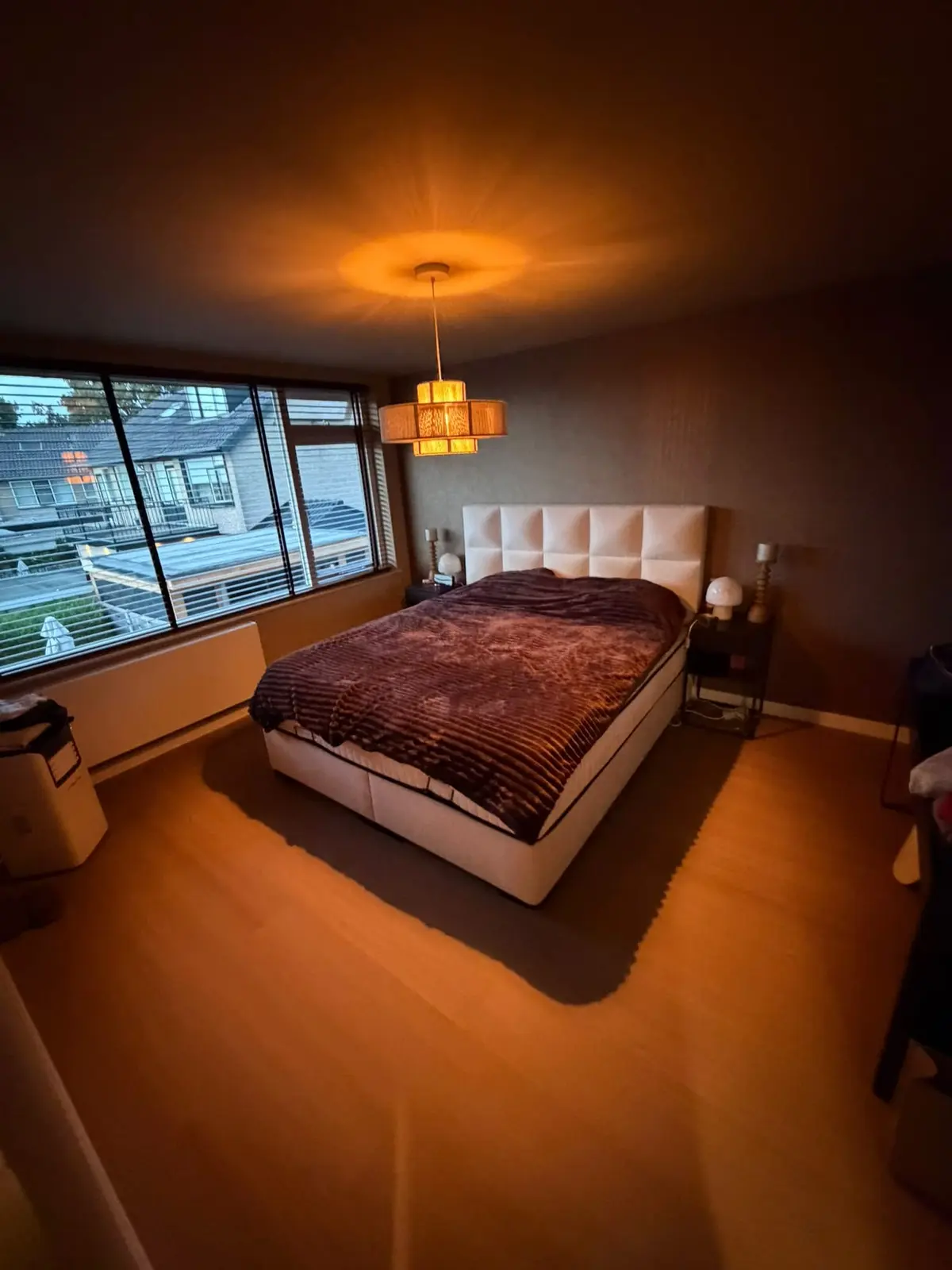 Ingerichte slaapkamer na de woningrenovatie