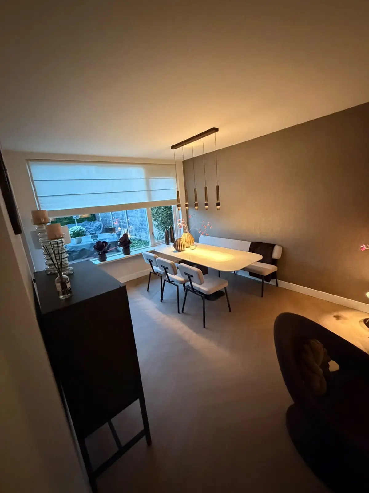 Eethoek bij het raam na de renovatie