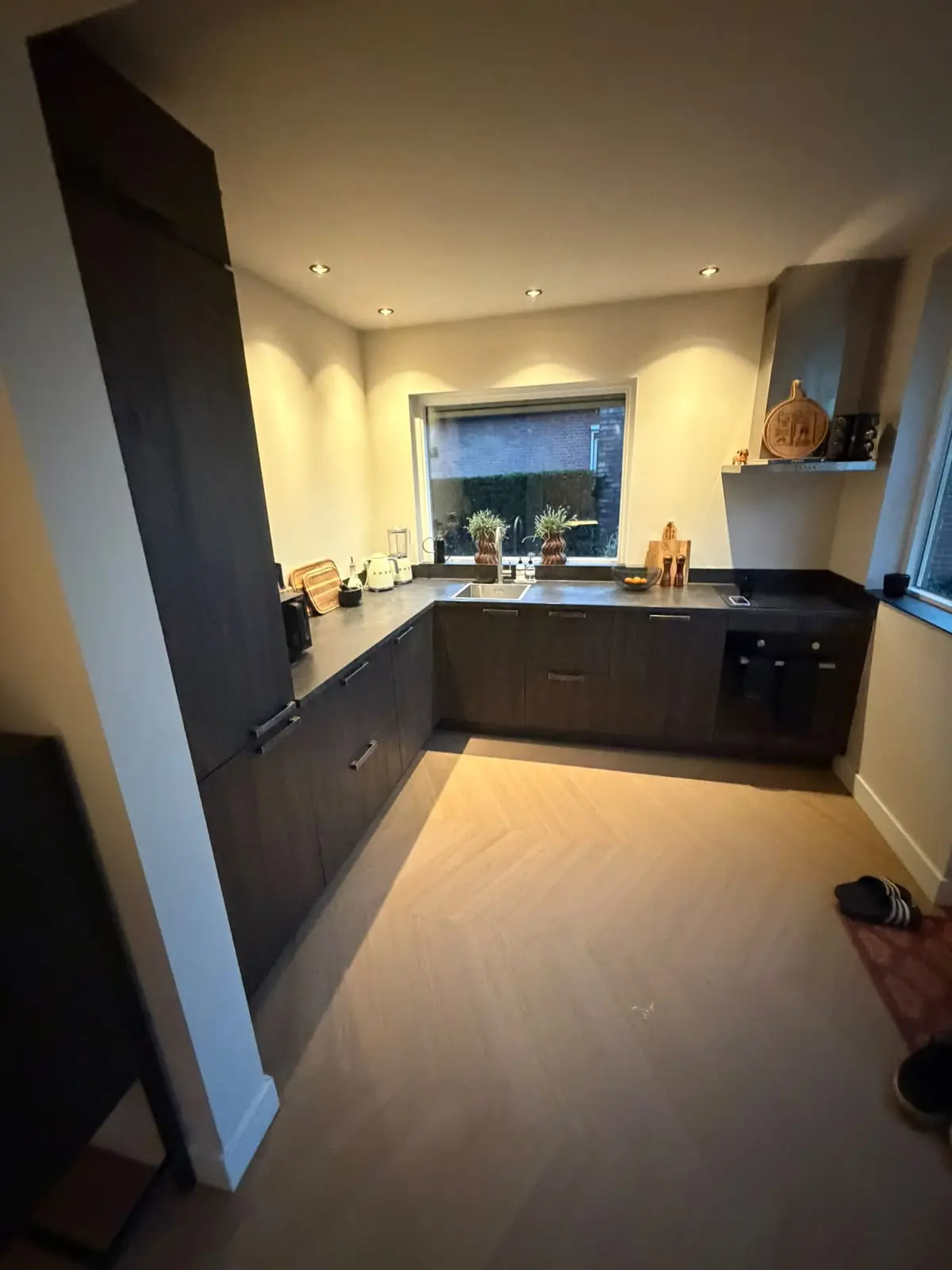 Keuken met zicht op de vernieuwde vloer