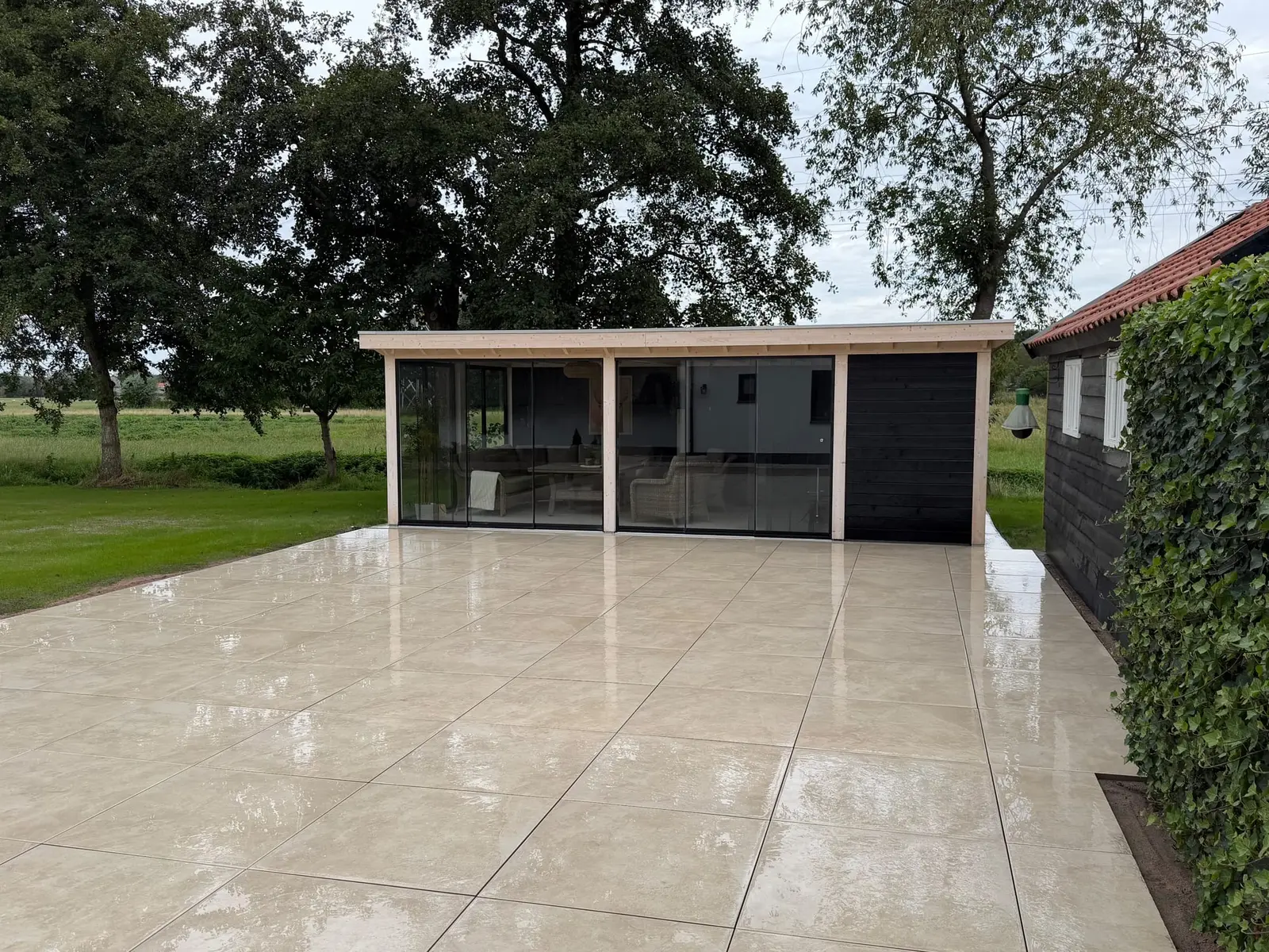 Licht keramisch terras met zicht op de overkapping in Ermelo