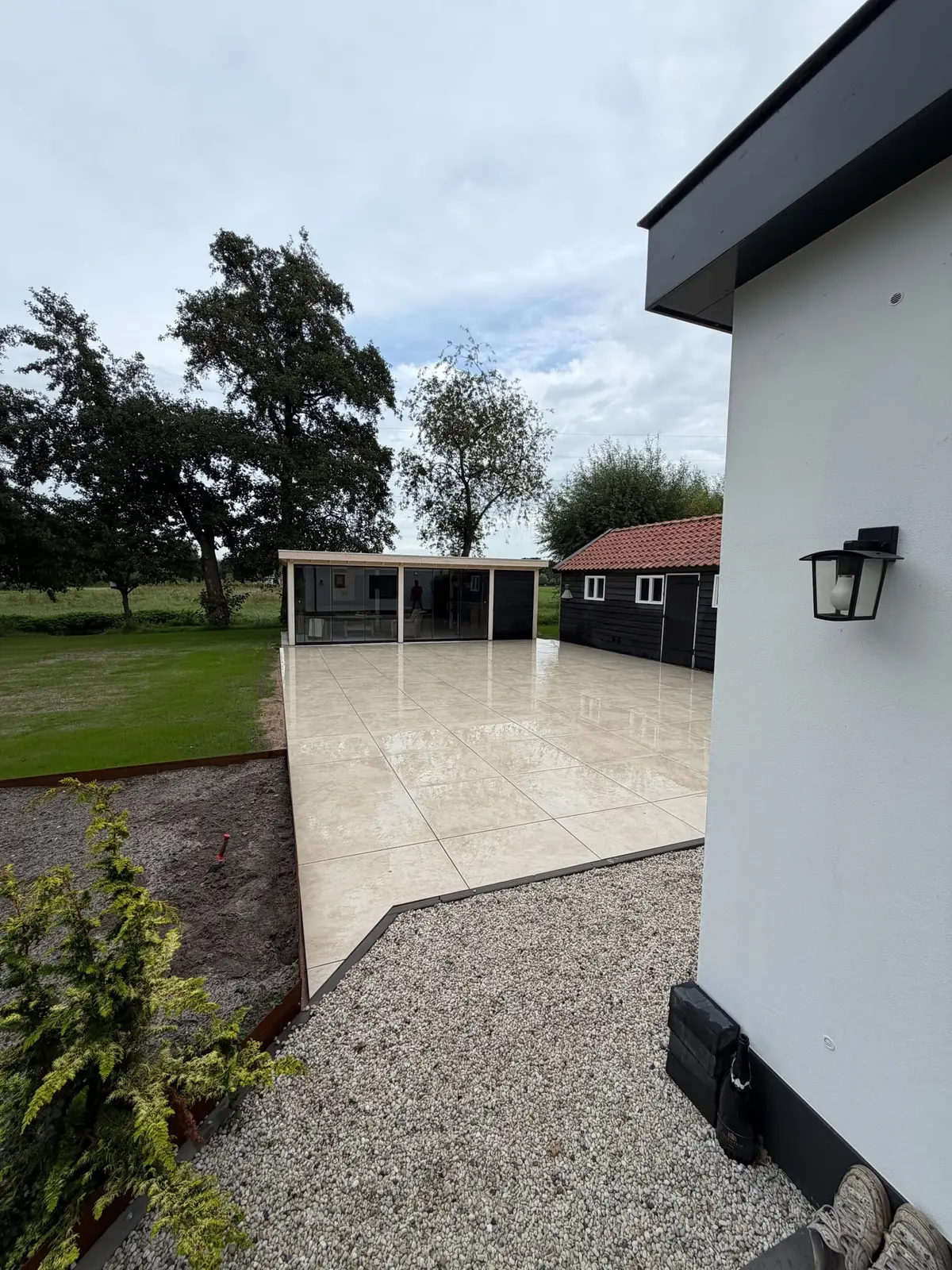 Terrasrand langs de gevel en beplante border