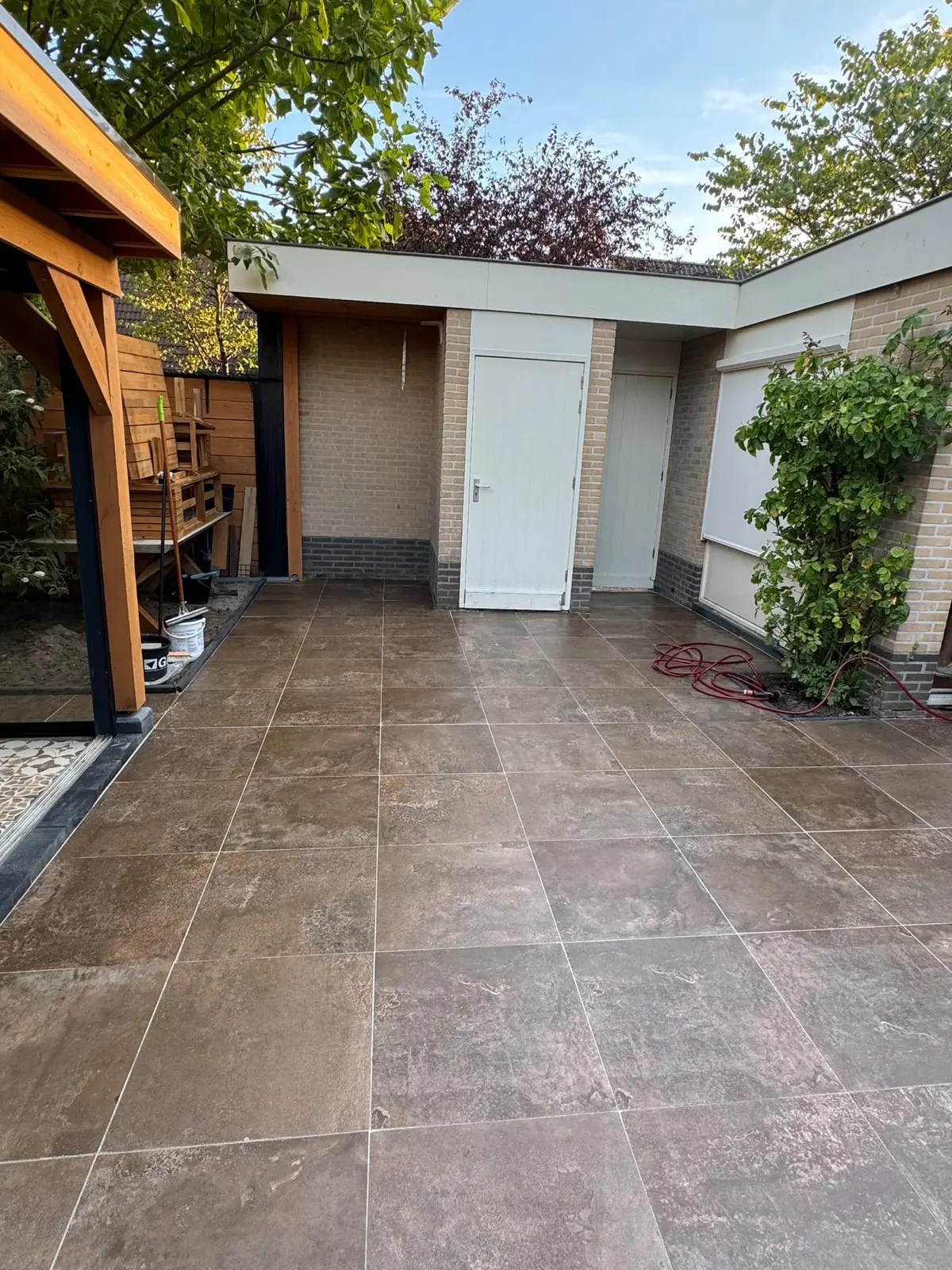 Terras met zicht op de berging achter in de tuin