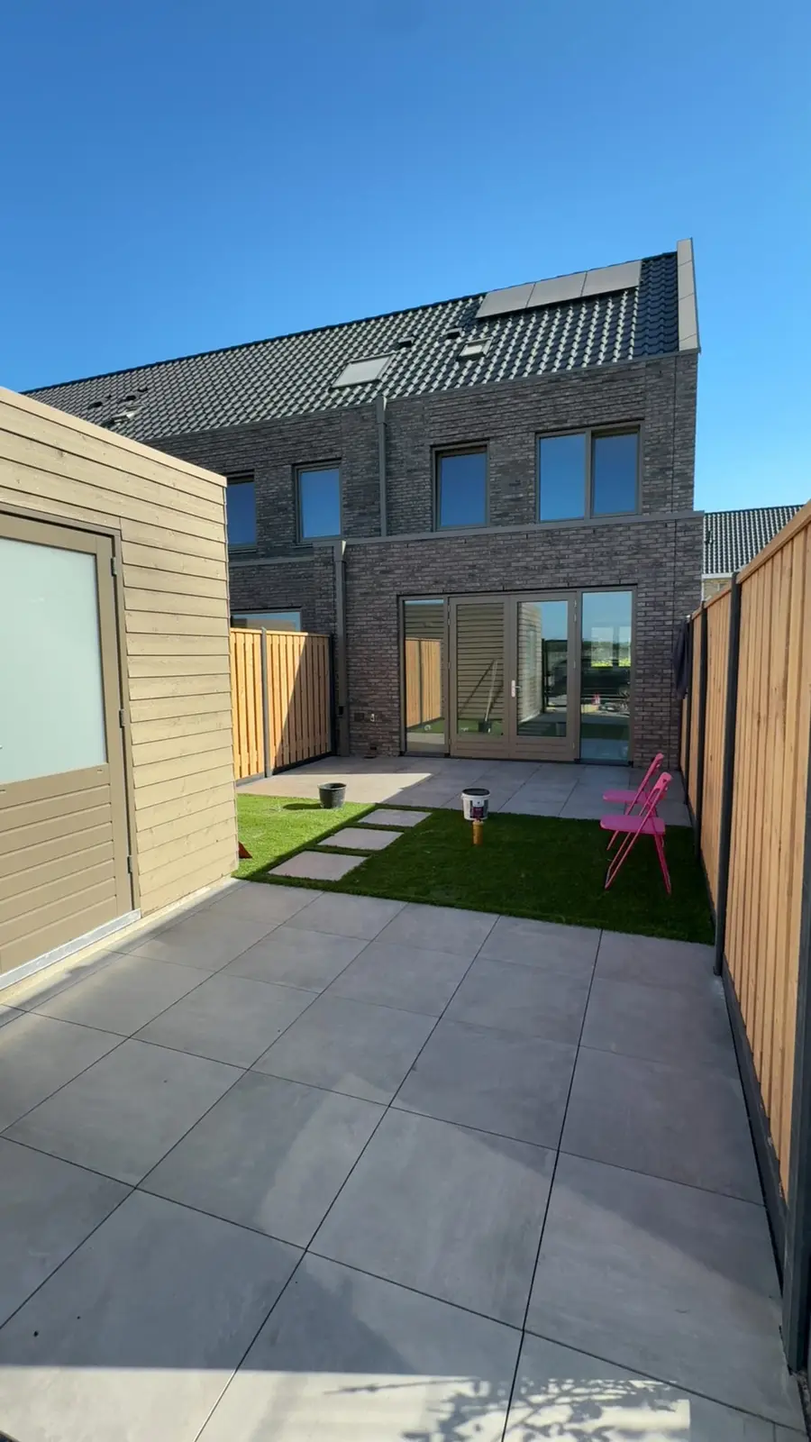 Nieuw aangelegd terras met berging en houten schutting in Spakenburg