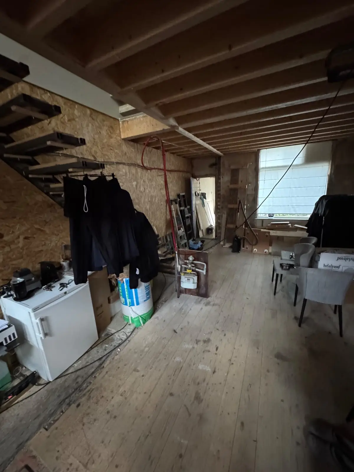 Vrijgelegde balklaag en binnenwanden tijdens de renovatie