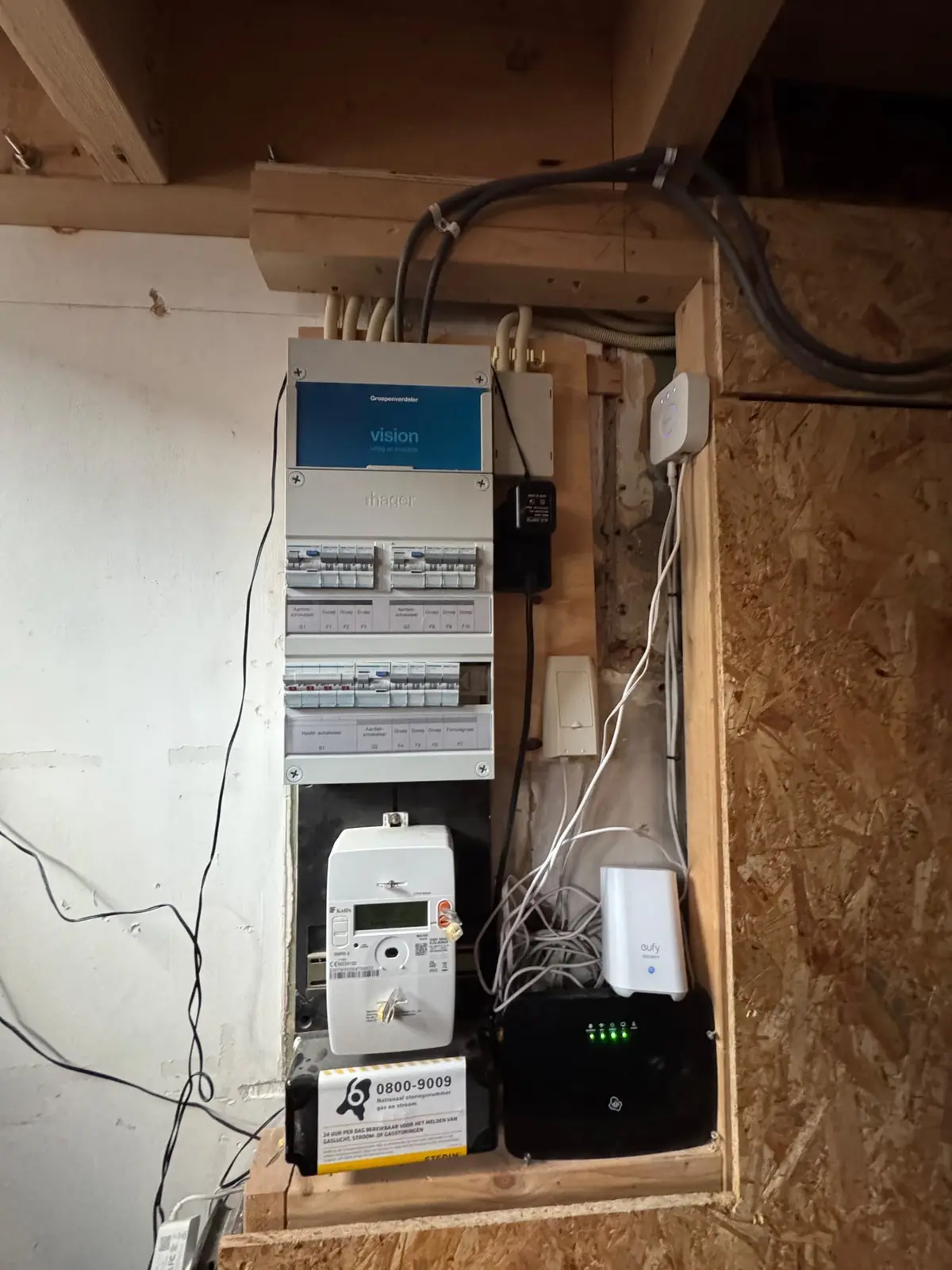 Elektrische installatie in de wand tijdens de verbouwing