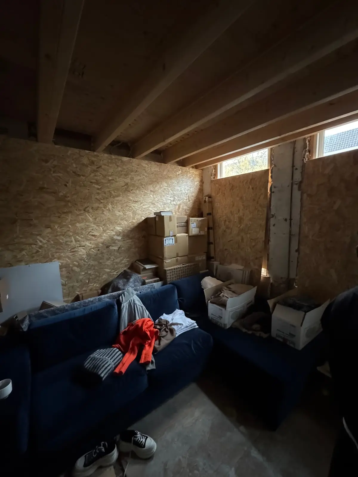 Woonruimte met vrijgelegde balklaag en bestaande bakstenen wand