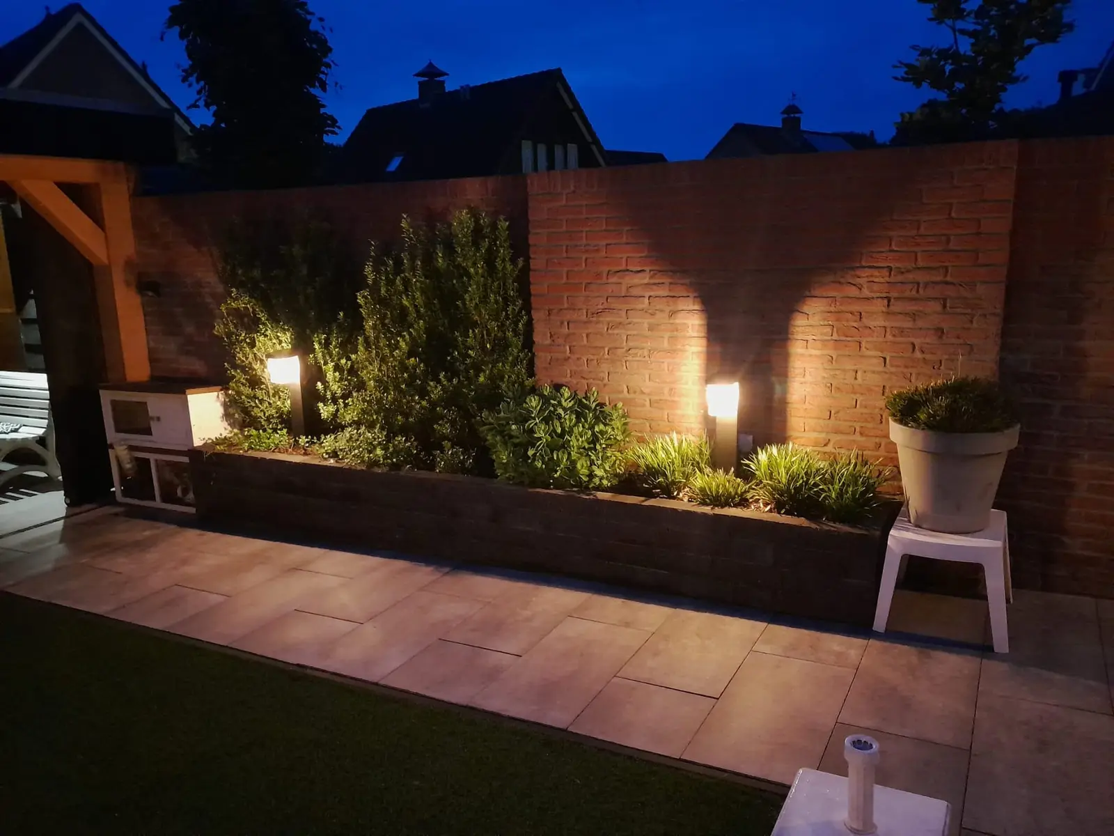 Verlichte beplanting in de verhoogde border langs het terras