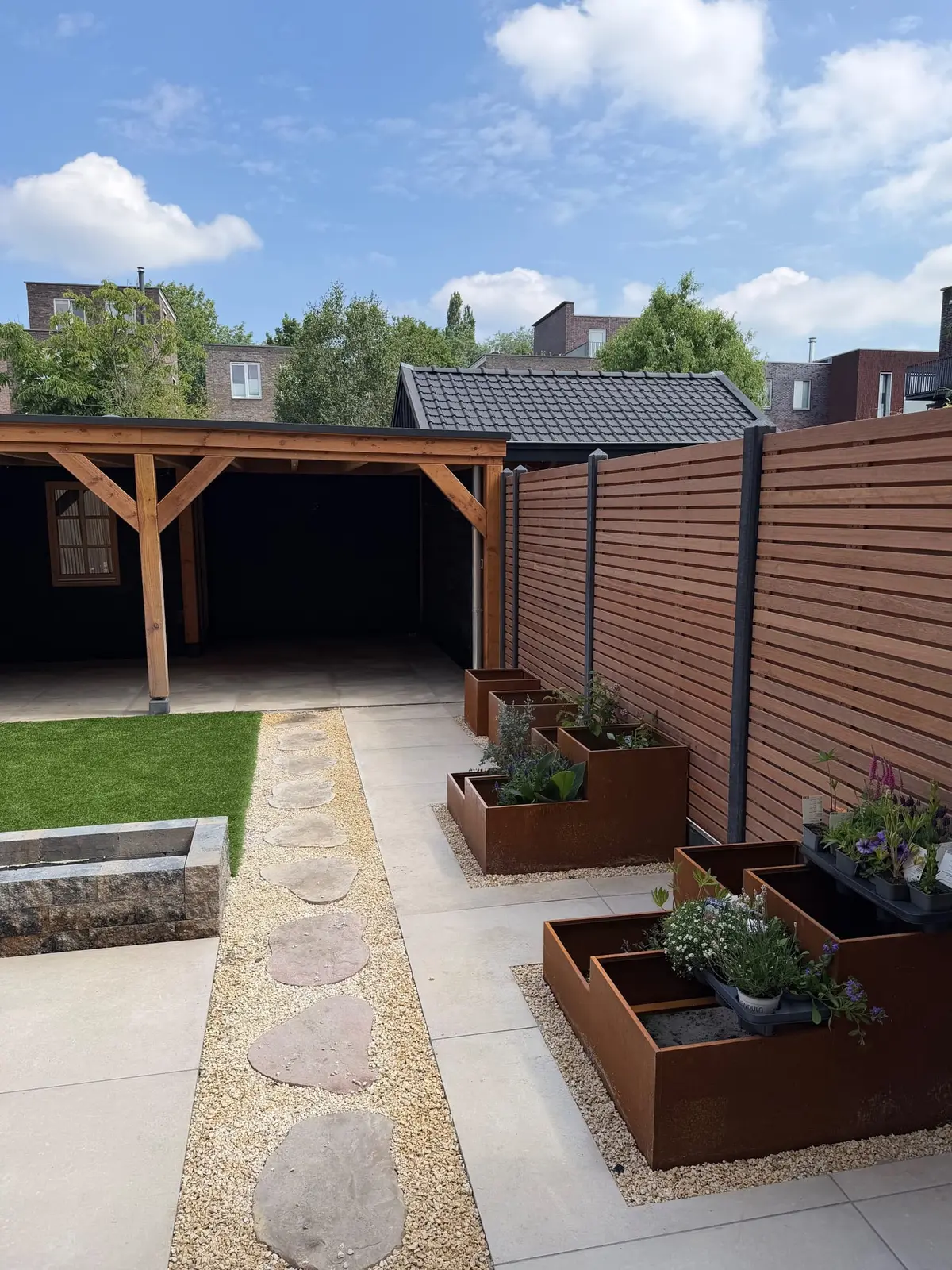 Tuinaanleg met sierbestrating en pergola in Vathorst