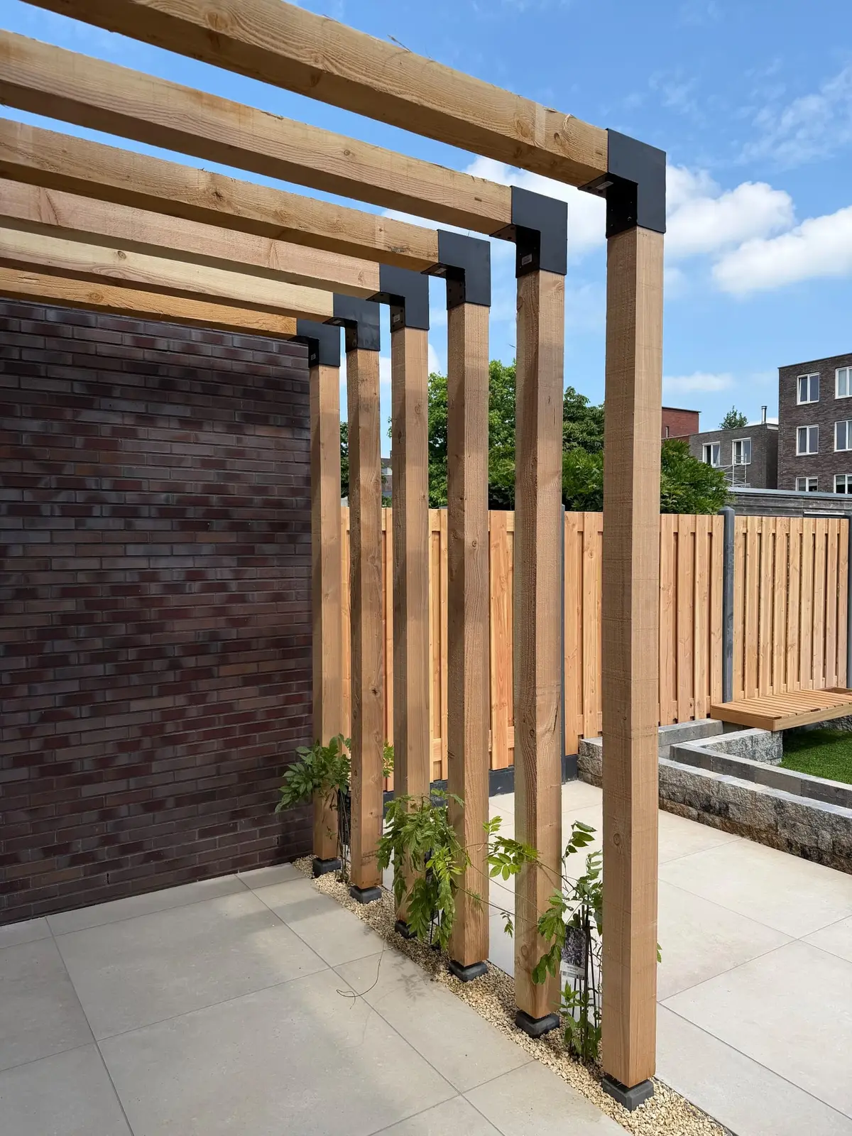 Detail van de houten pergola bij de woning