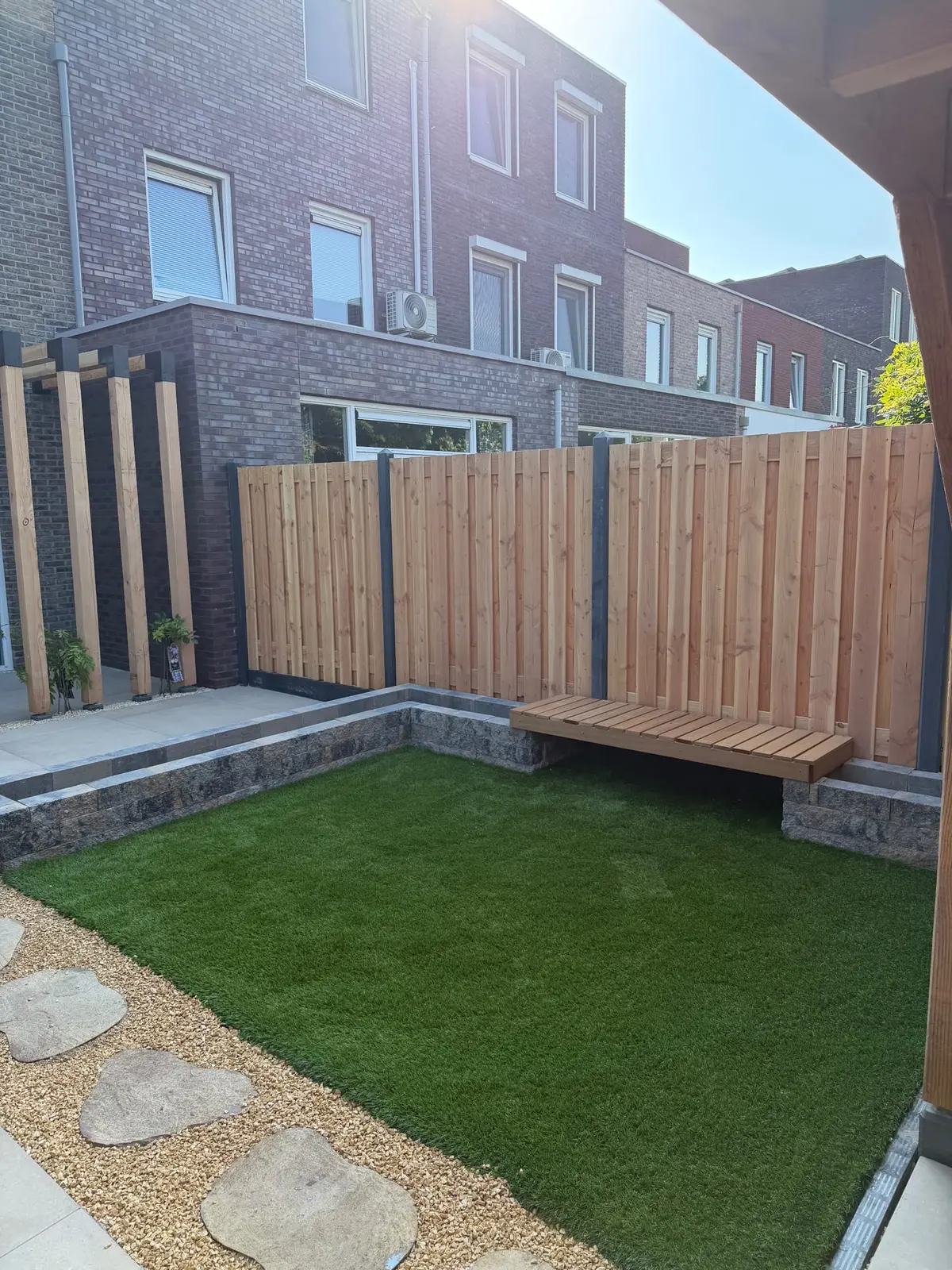 Pergola en nieuwe erfafscheiding naast het terras