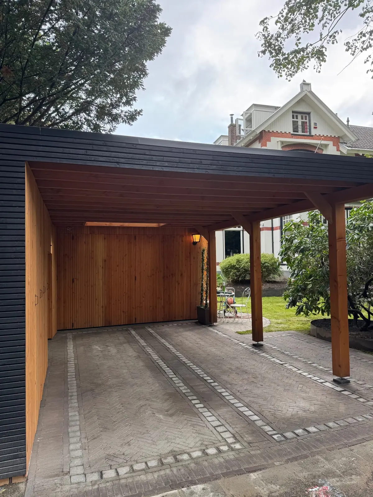 Nieuwe bestrating onder de bestaande overkapping