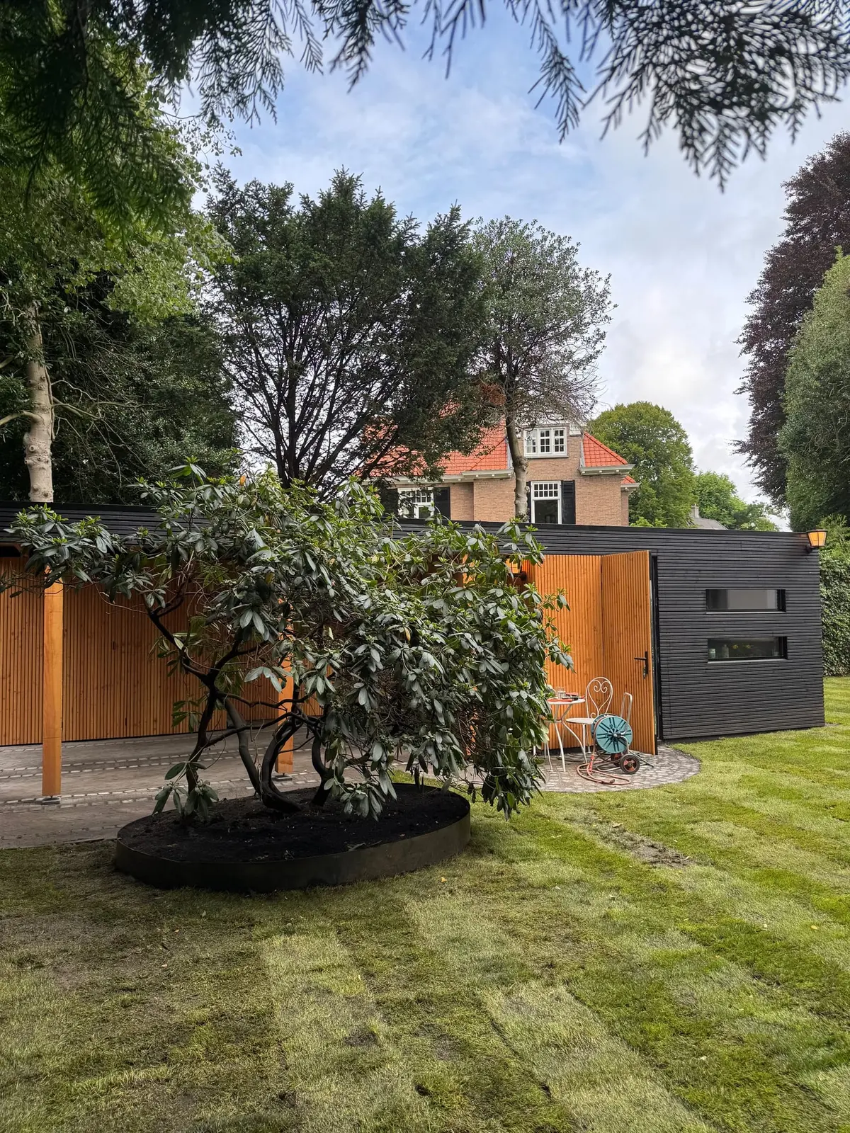 Gazon tussen beplanting en overkapping