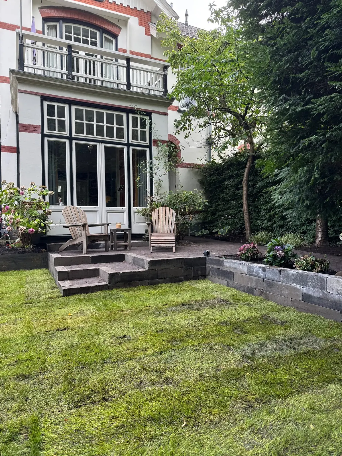 Terras en trap van stapelblokken bij de achtergevel