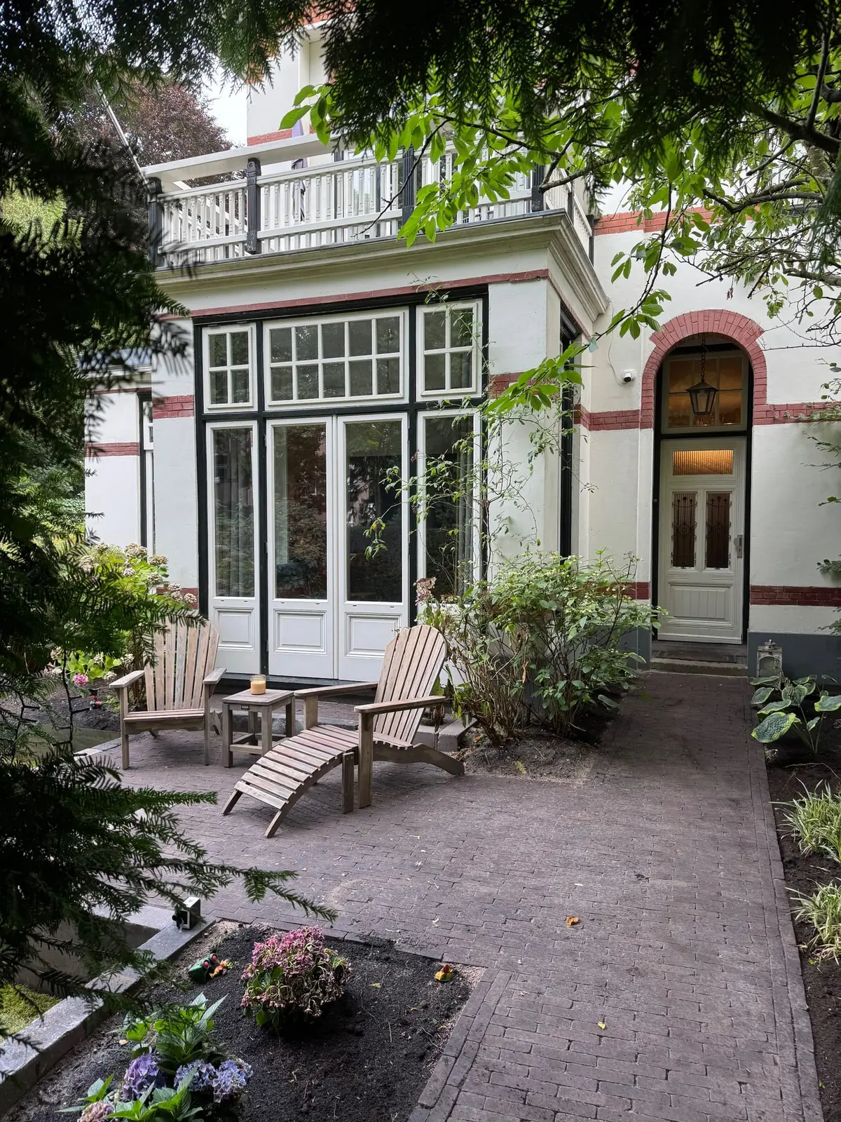 Bestrate zitruimte aan de achterzijde van de woning
