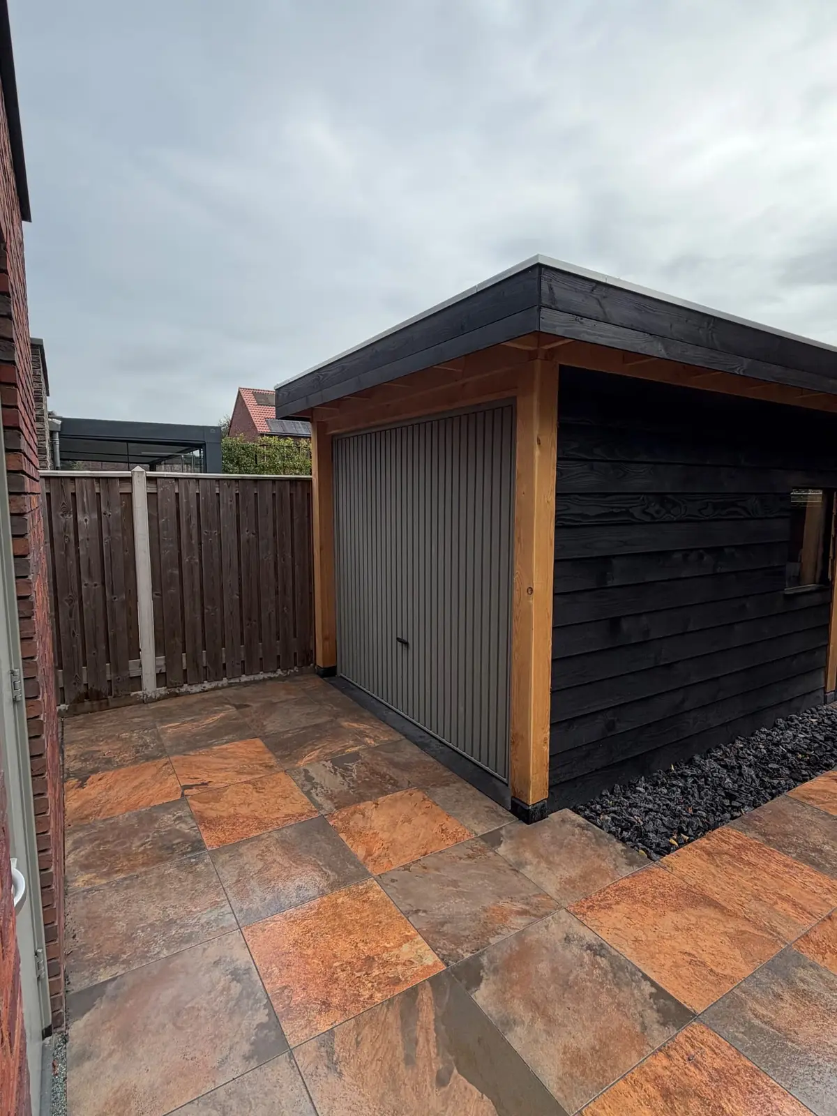 Garage met dakrand en omliggende bestrating