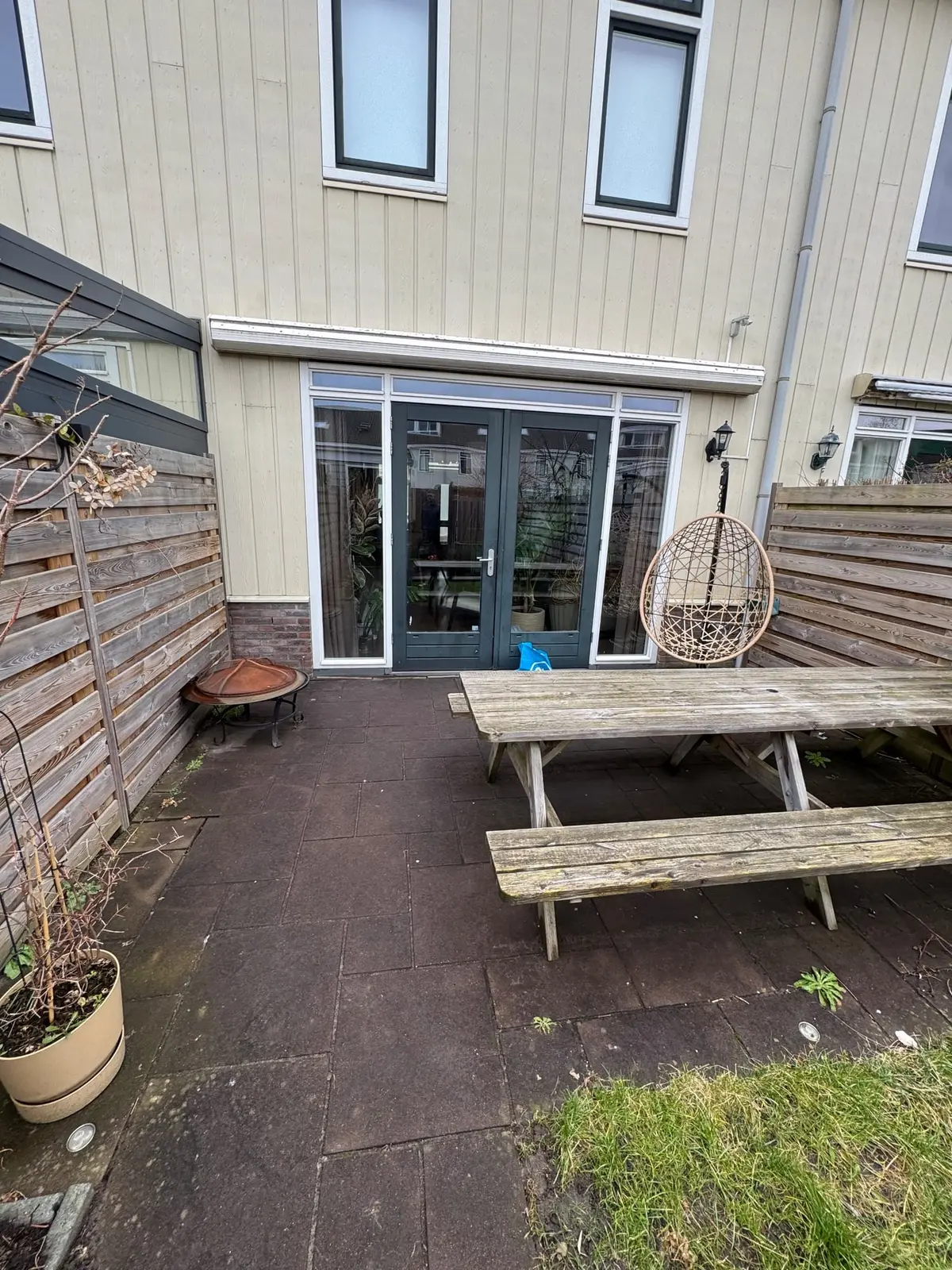 Achtergevel en terras vóór de uitbouw in Utrecht
