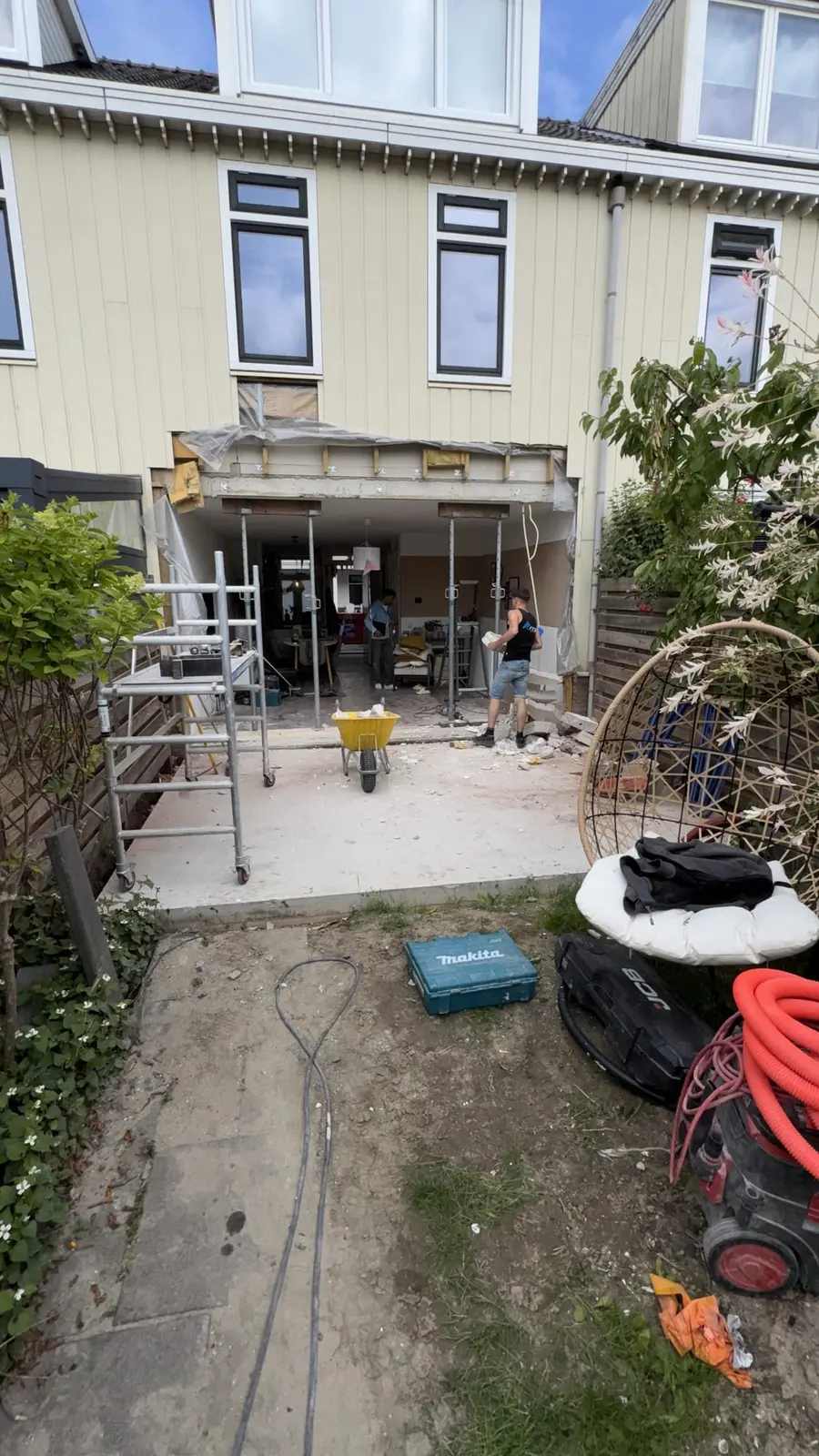 Achterzijde van de woning tijdens de bouw van de uitbouw