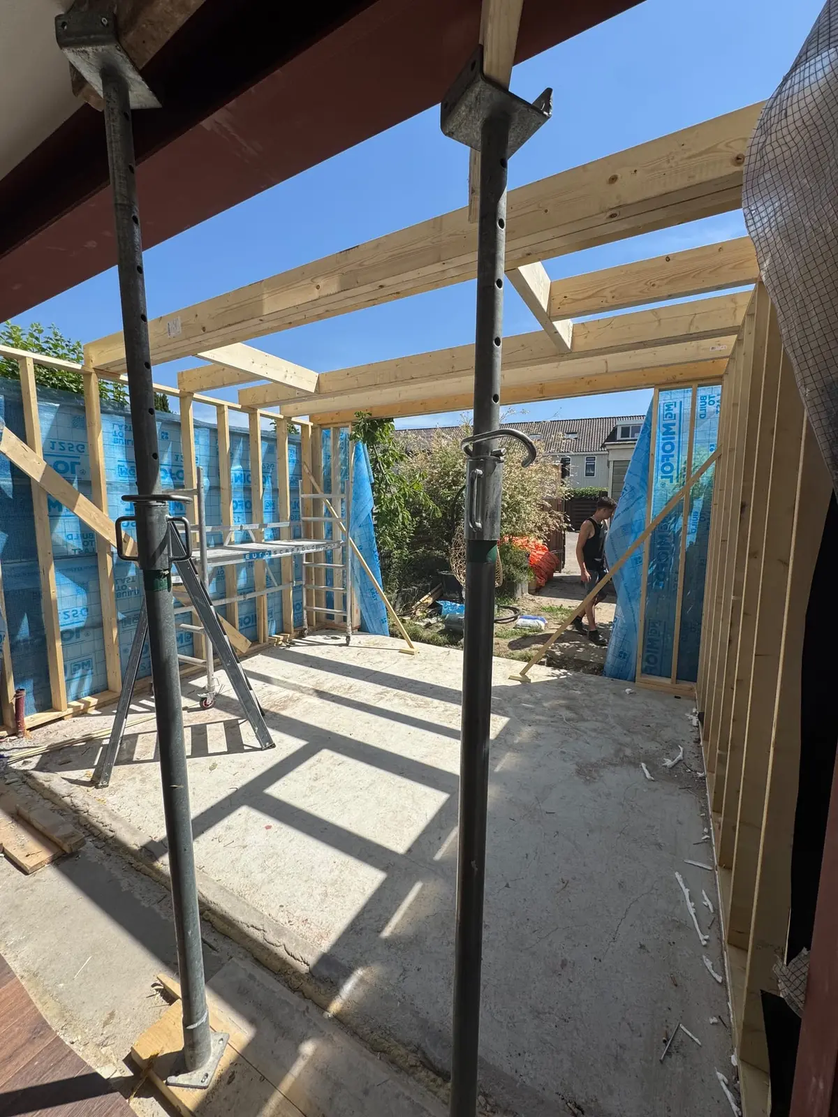 Dakbalken boven de open uitbouw tijdens de bouw