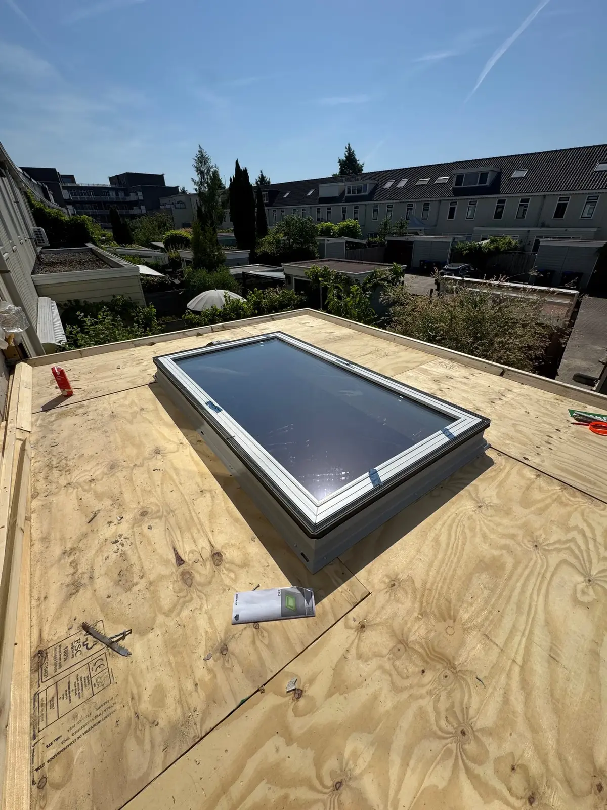 Overzicht van het dak en de lichtstraat tijdens de bouw