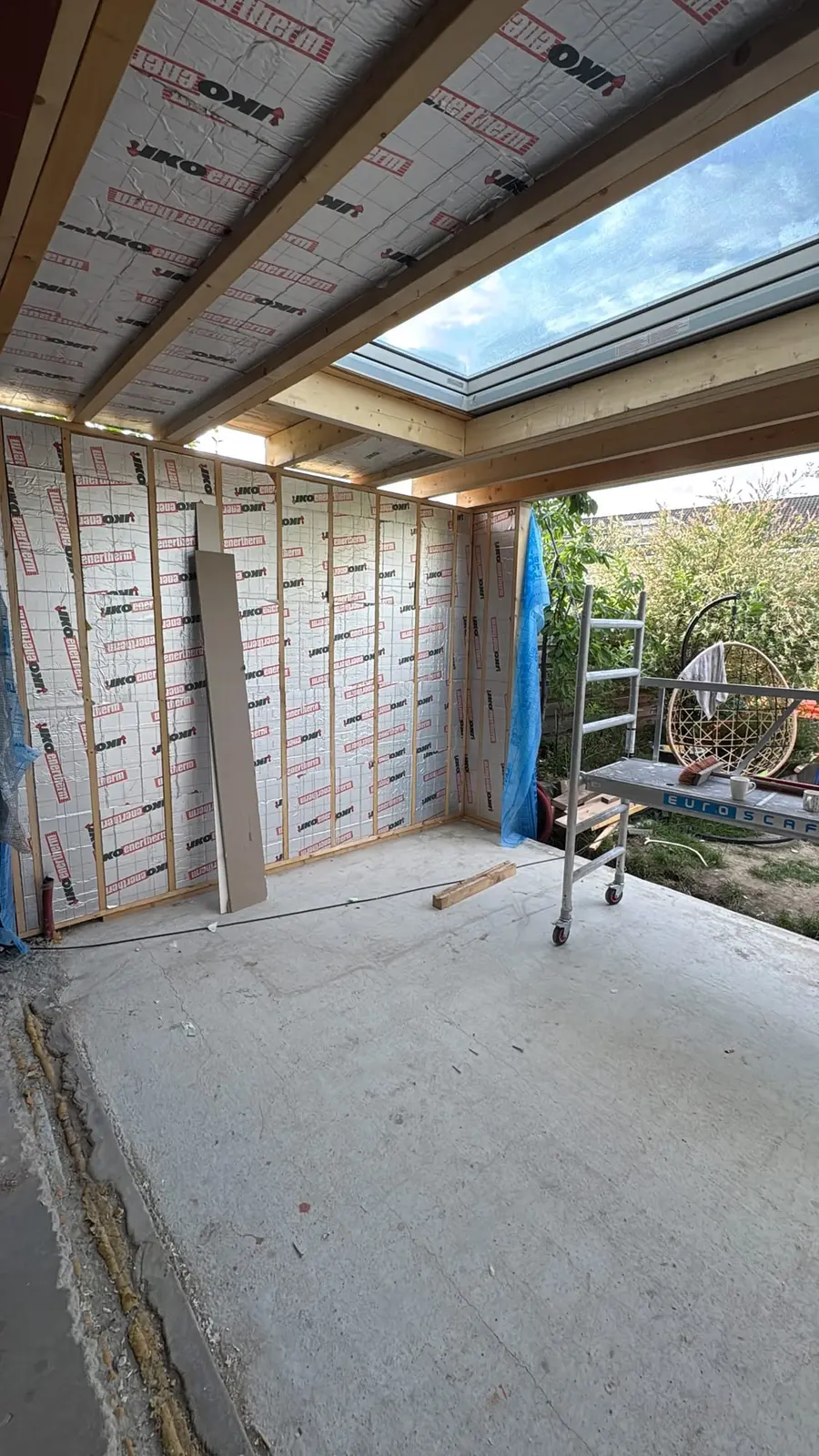 Zicht vanuit de uitbouw naar de tuin tijdens de uitvoering