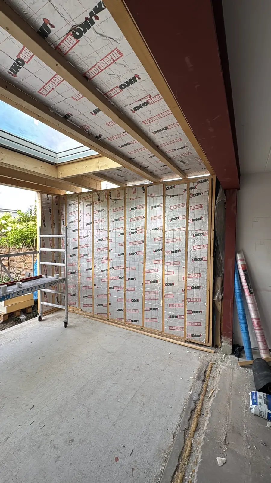Houten dakconstructie en lichtstraat vóór plafondafwerking