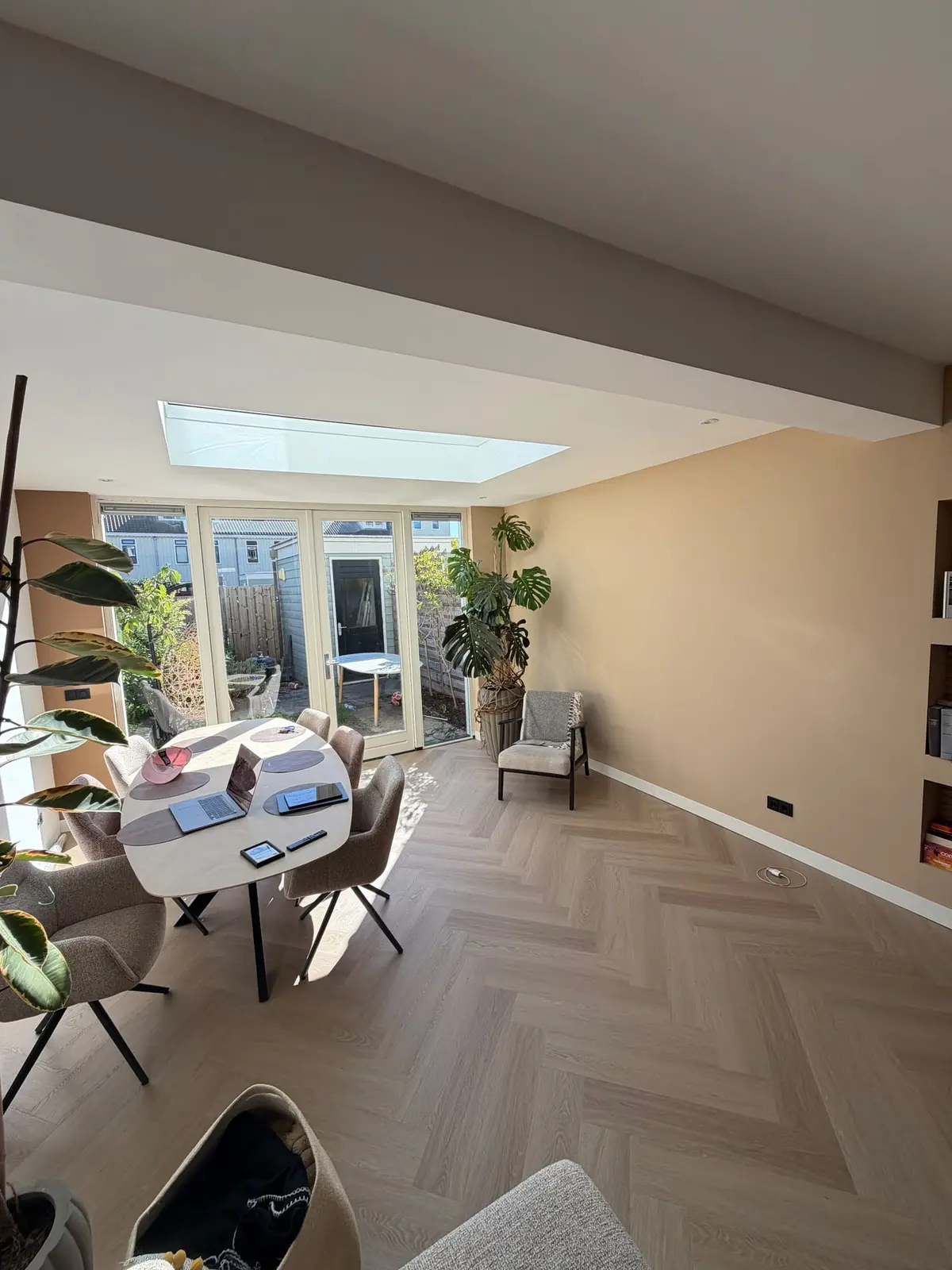 Eethoek onder het nieuwe plafond met daglicht van boven