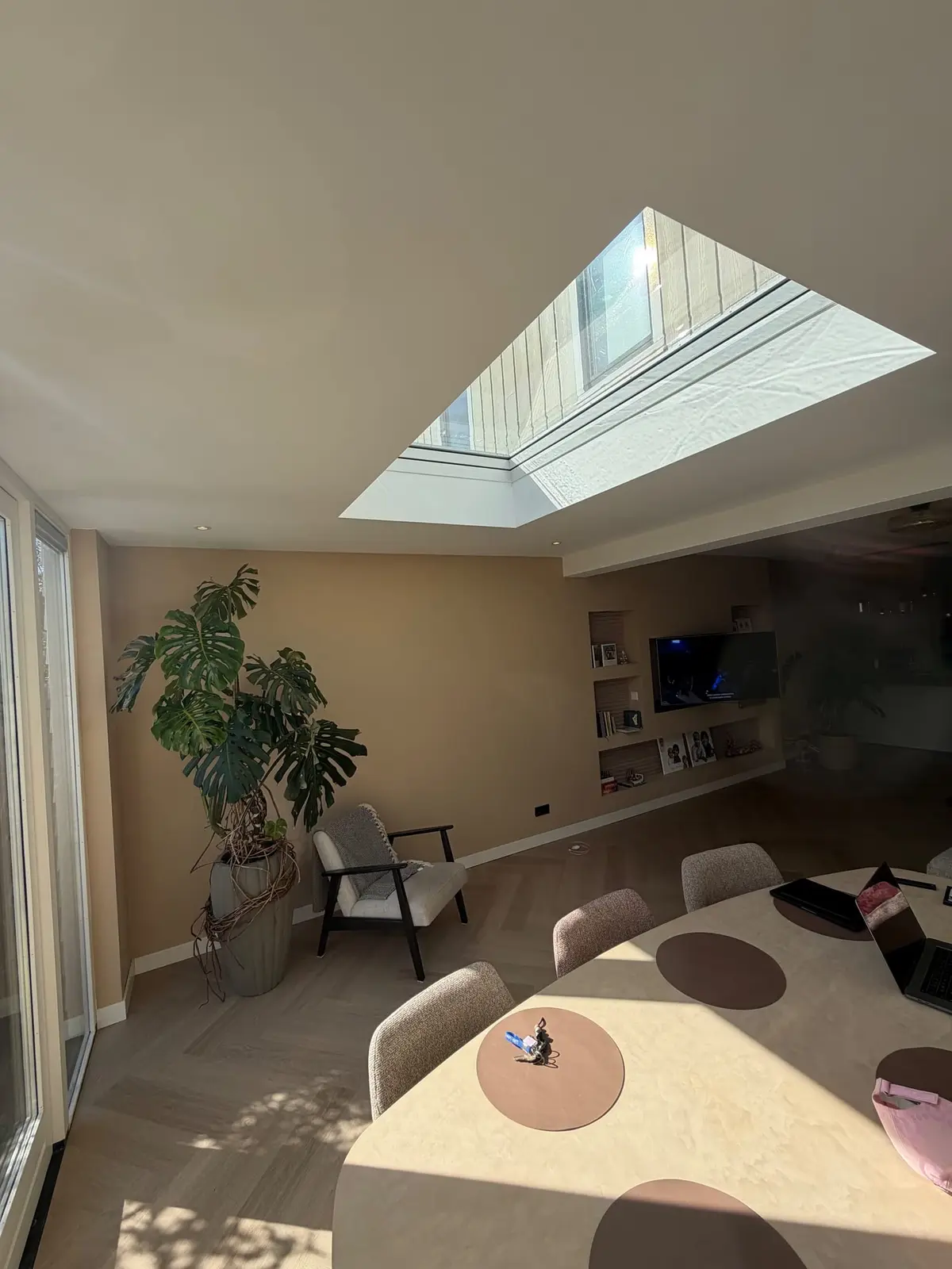 Lichtstraat boven de eethoek in de uitbouw