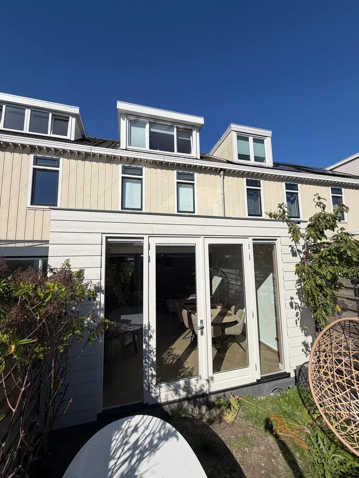Aansluiting van de uitbouw op de bestaande woning