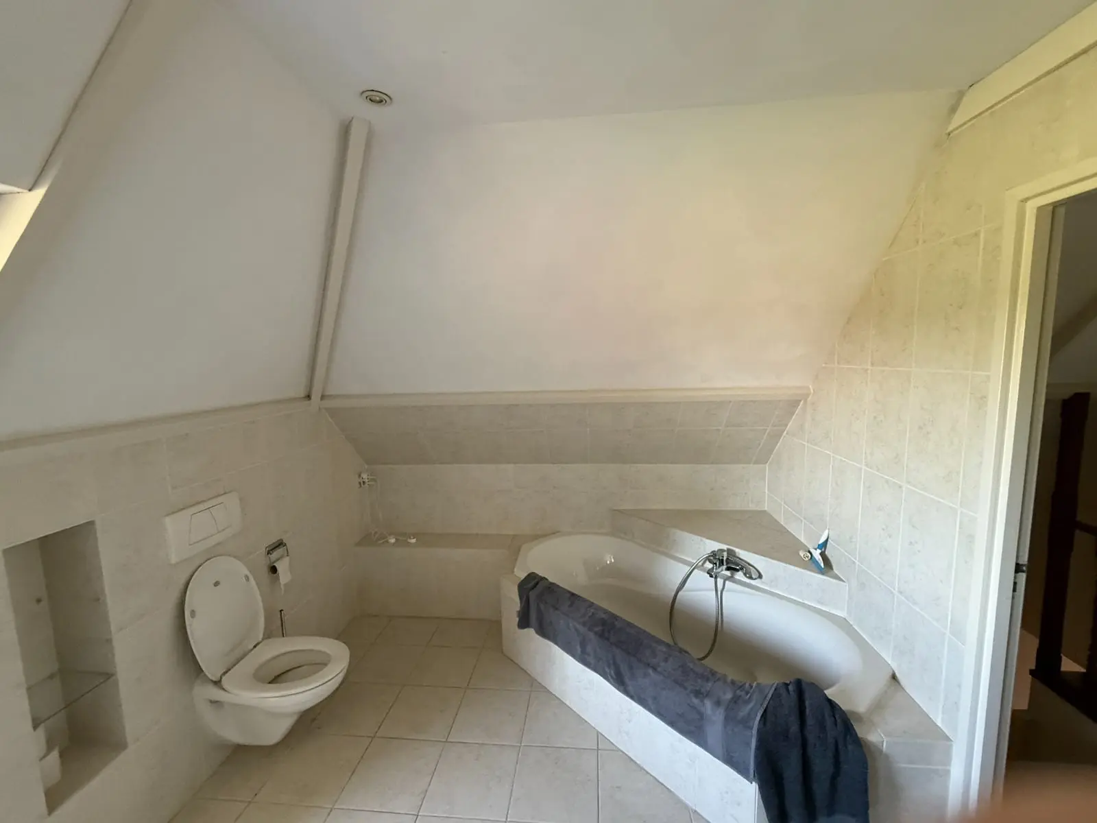 Ligbad en wandbetegeling in de oude badkamer