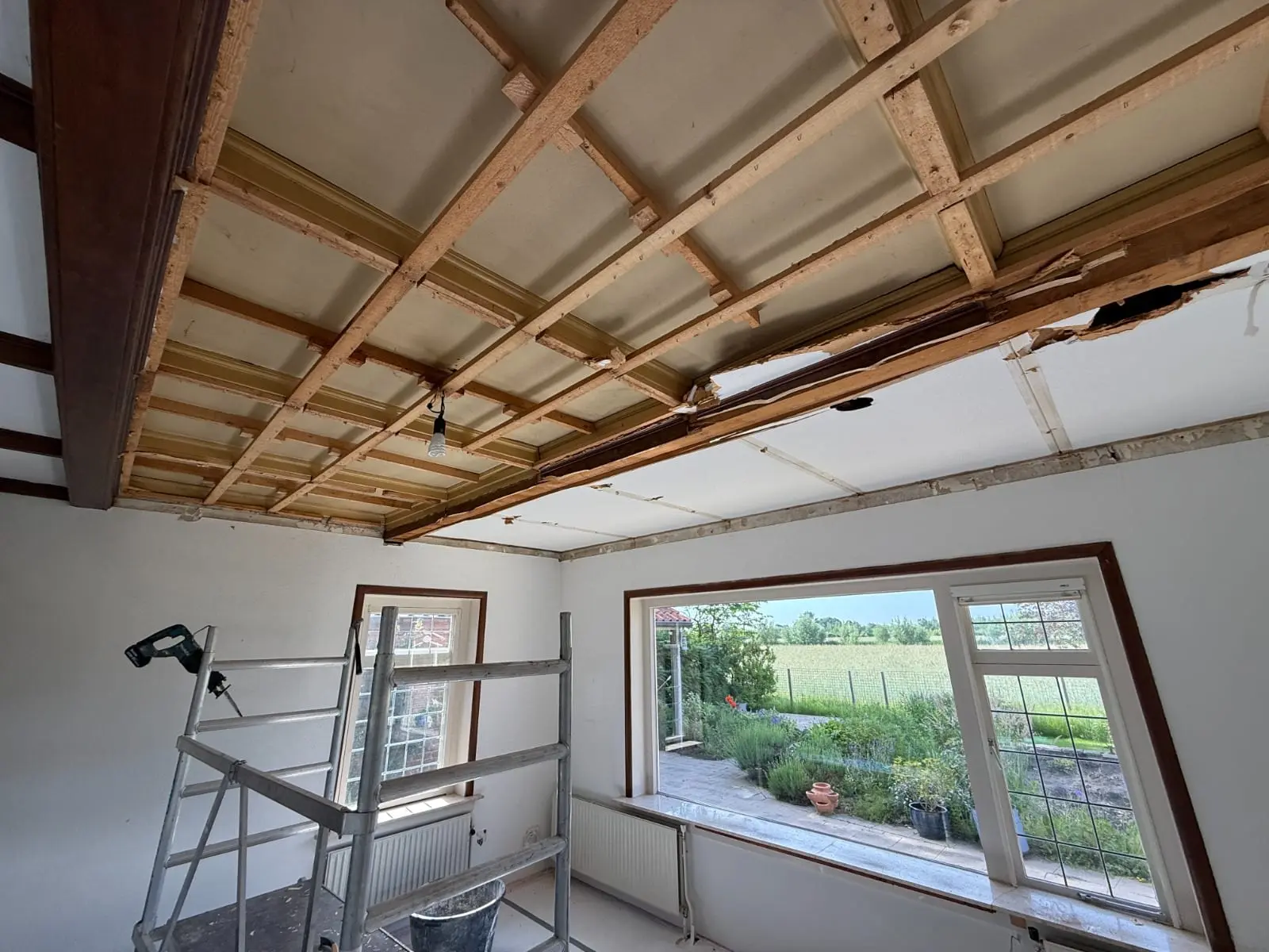 Plafondconstructie met leidingwerk tijdens de renovatie