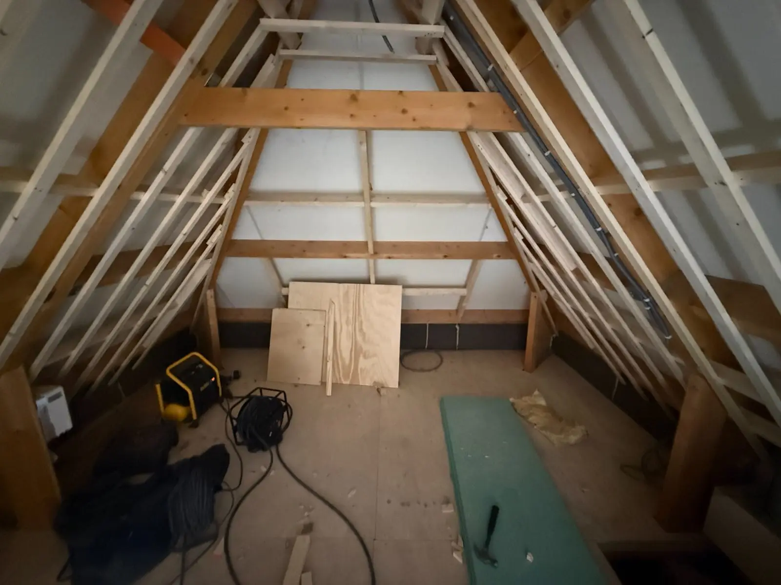 Houten dakconstructie en open wanden op de verdieping