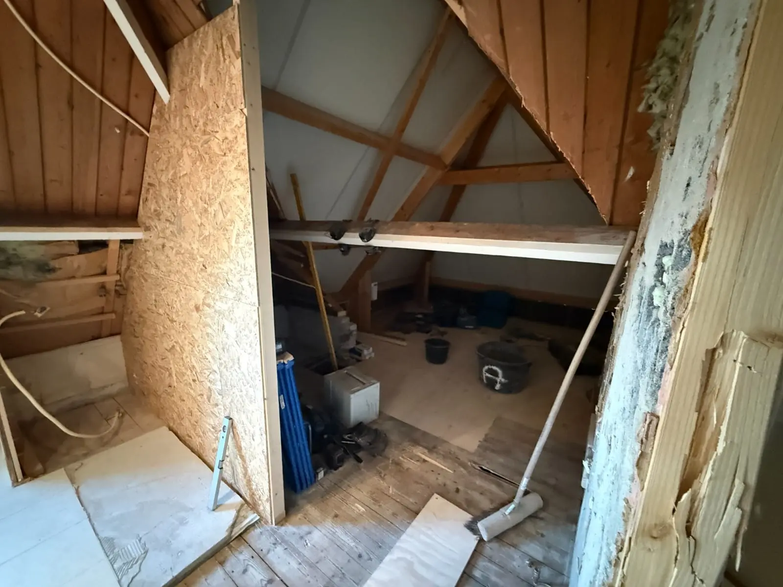 Nieuwe scheidingswand in opbouw onder het schuine dak