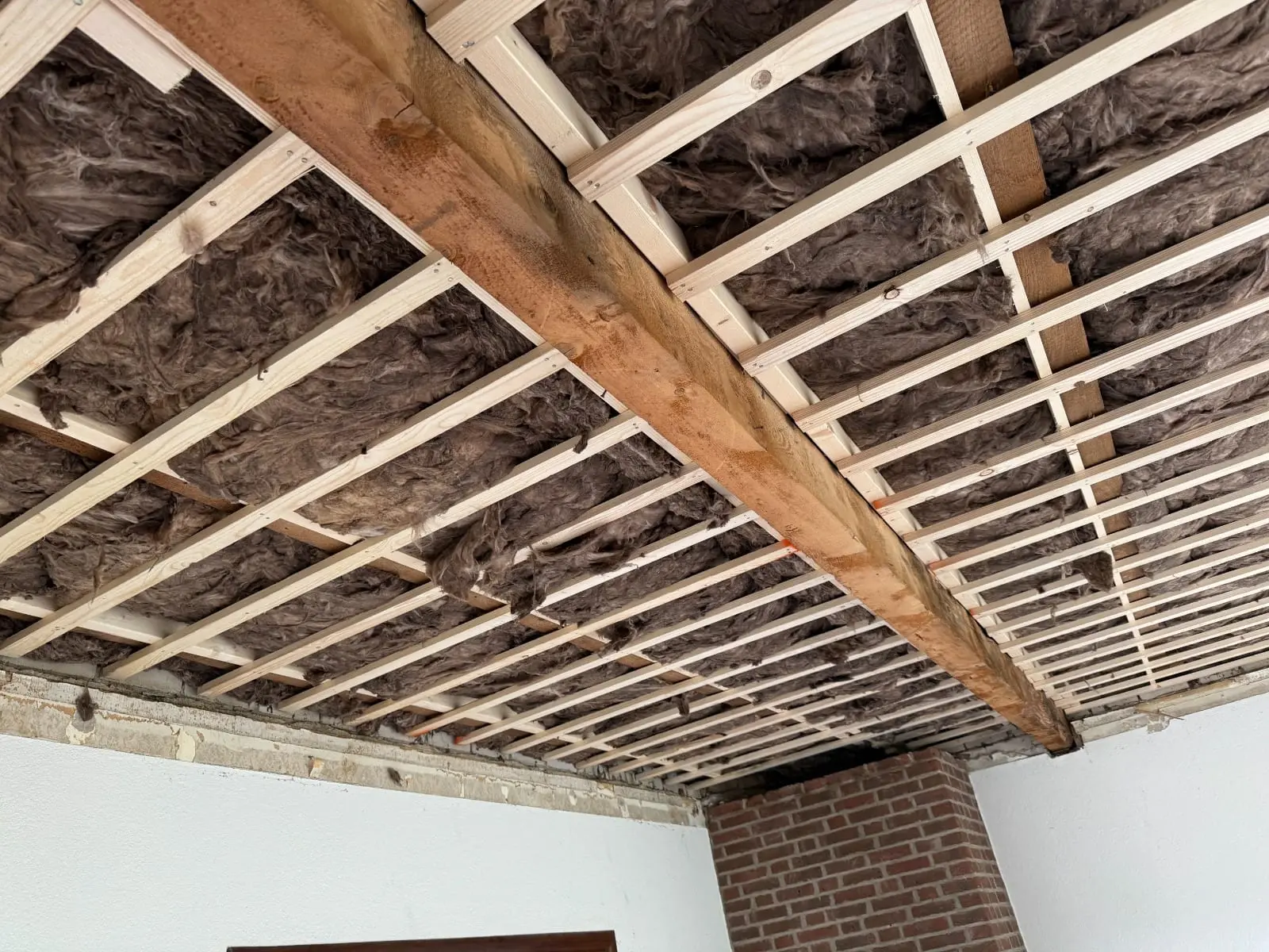 Plafond met regelwerk en isolatie tijdens de renovatie