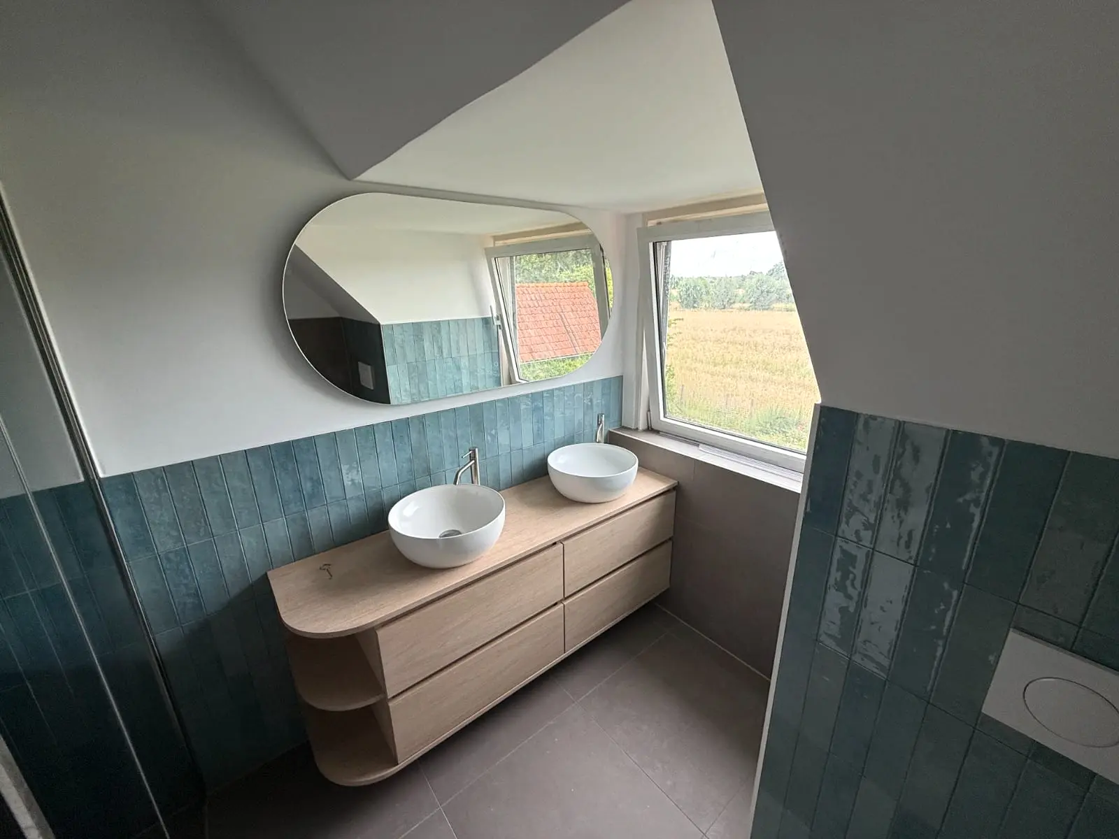 Nieuwe badkamer met dubbele waskommen en blauwgroene tegels