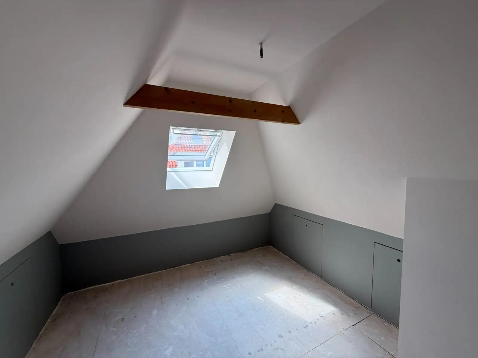 Nieuwe kamer met dakraam en afgewerkte wanden