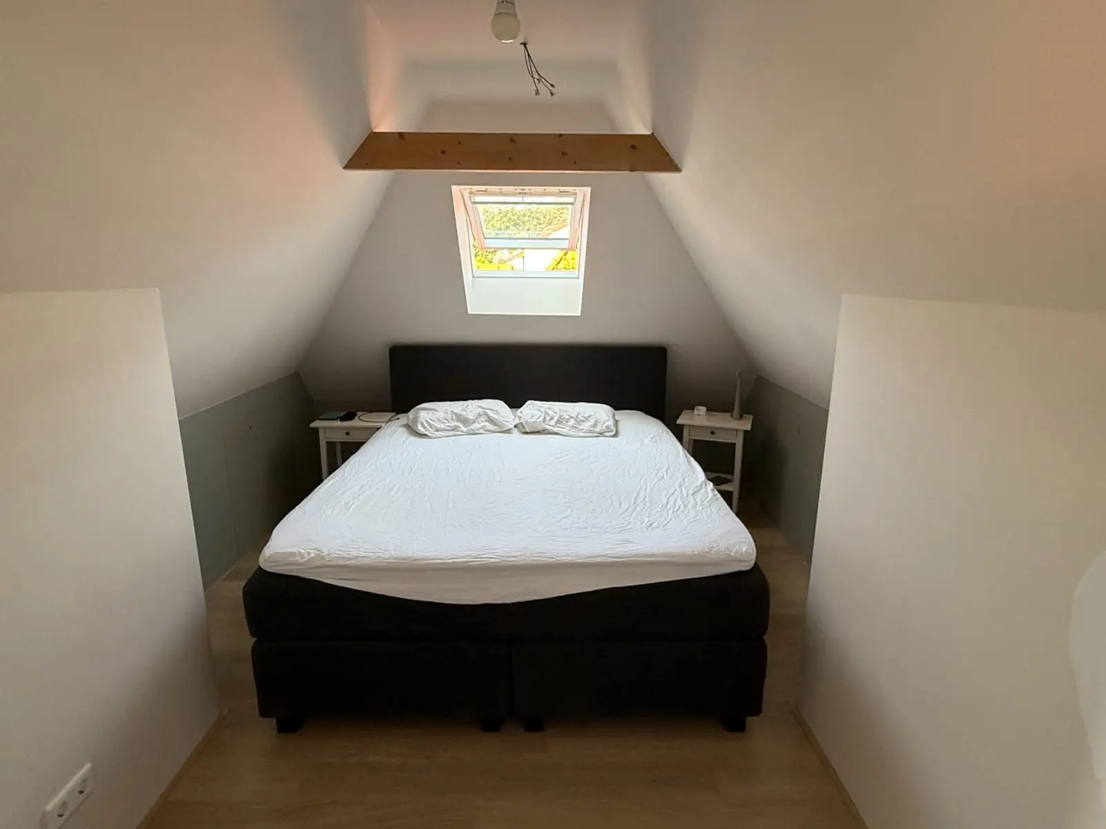 Ingerichte slaapkamer onder het schuine dak