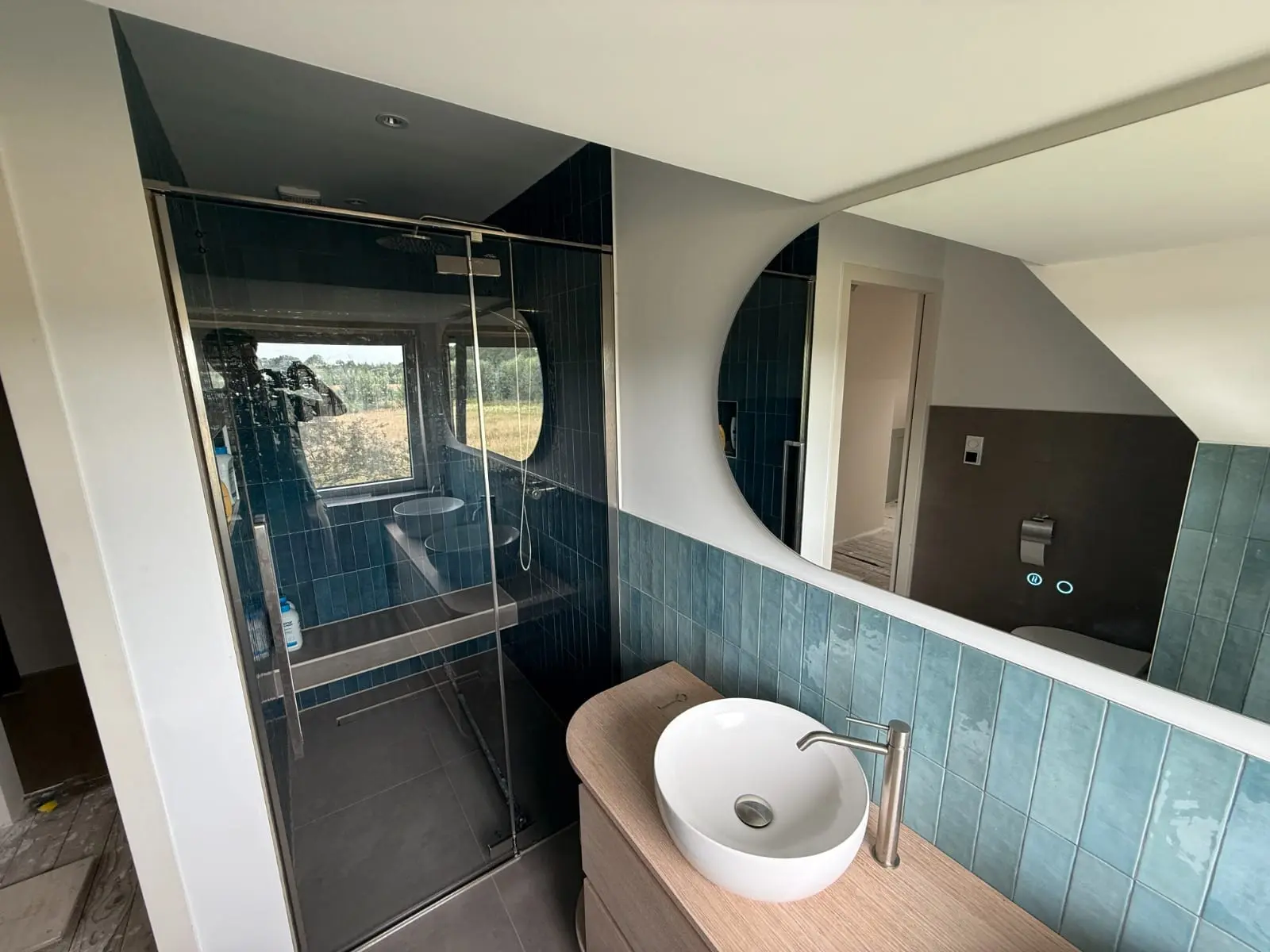 Nieuwe badkamer met inloopdouche en breed wastafelmeubel