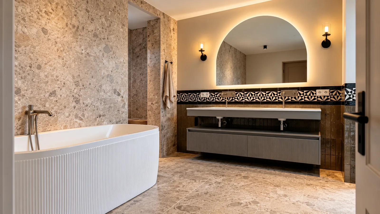 Sfeerbeeld van een badkamer met vrijstaand bad, dubbel wastafelmeubel en boogspiegel